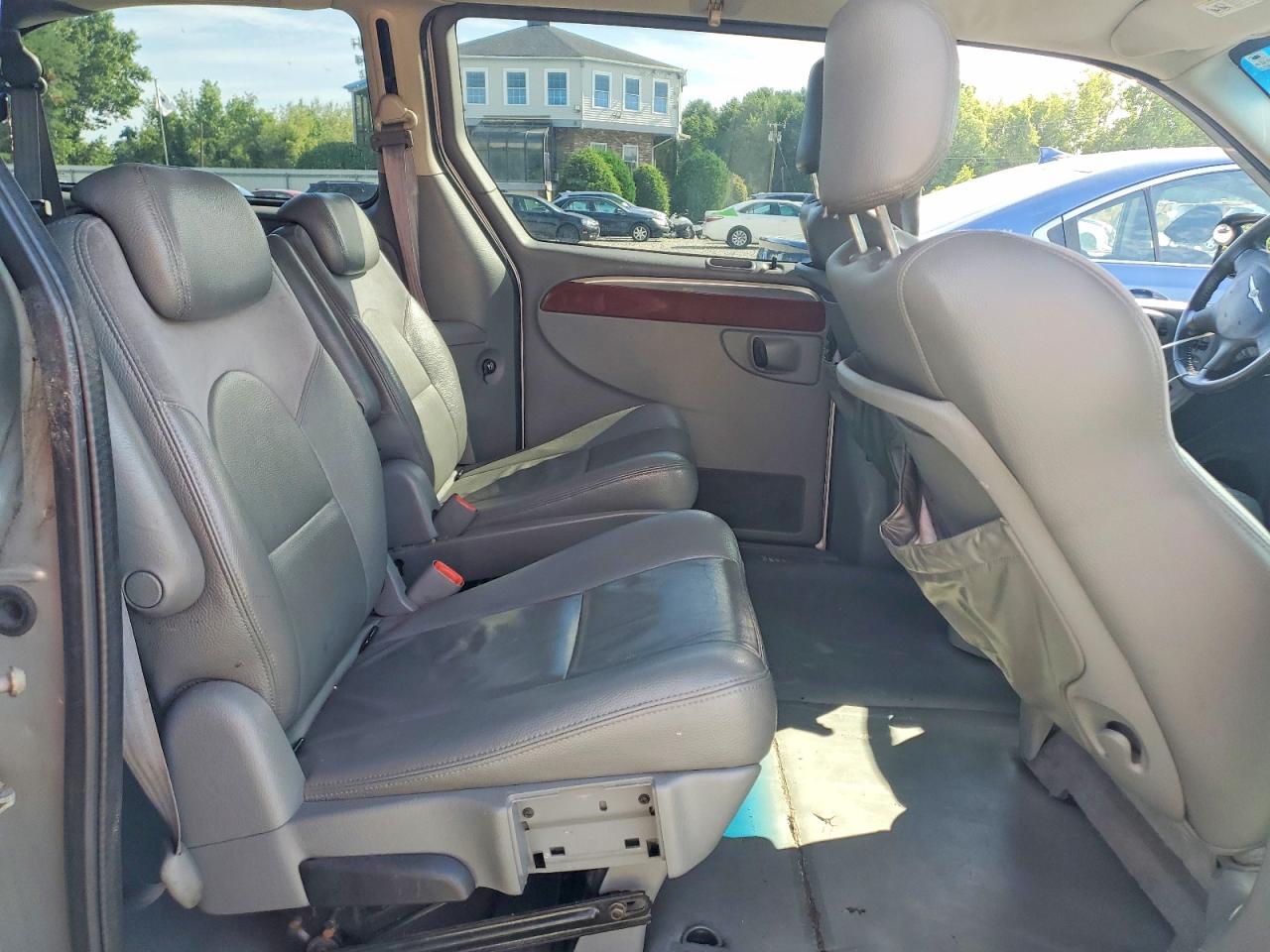 2005 Chrysler Town & Country Limited Silver vin: 2C4GP64L15R233383