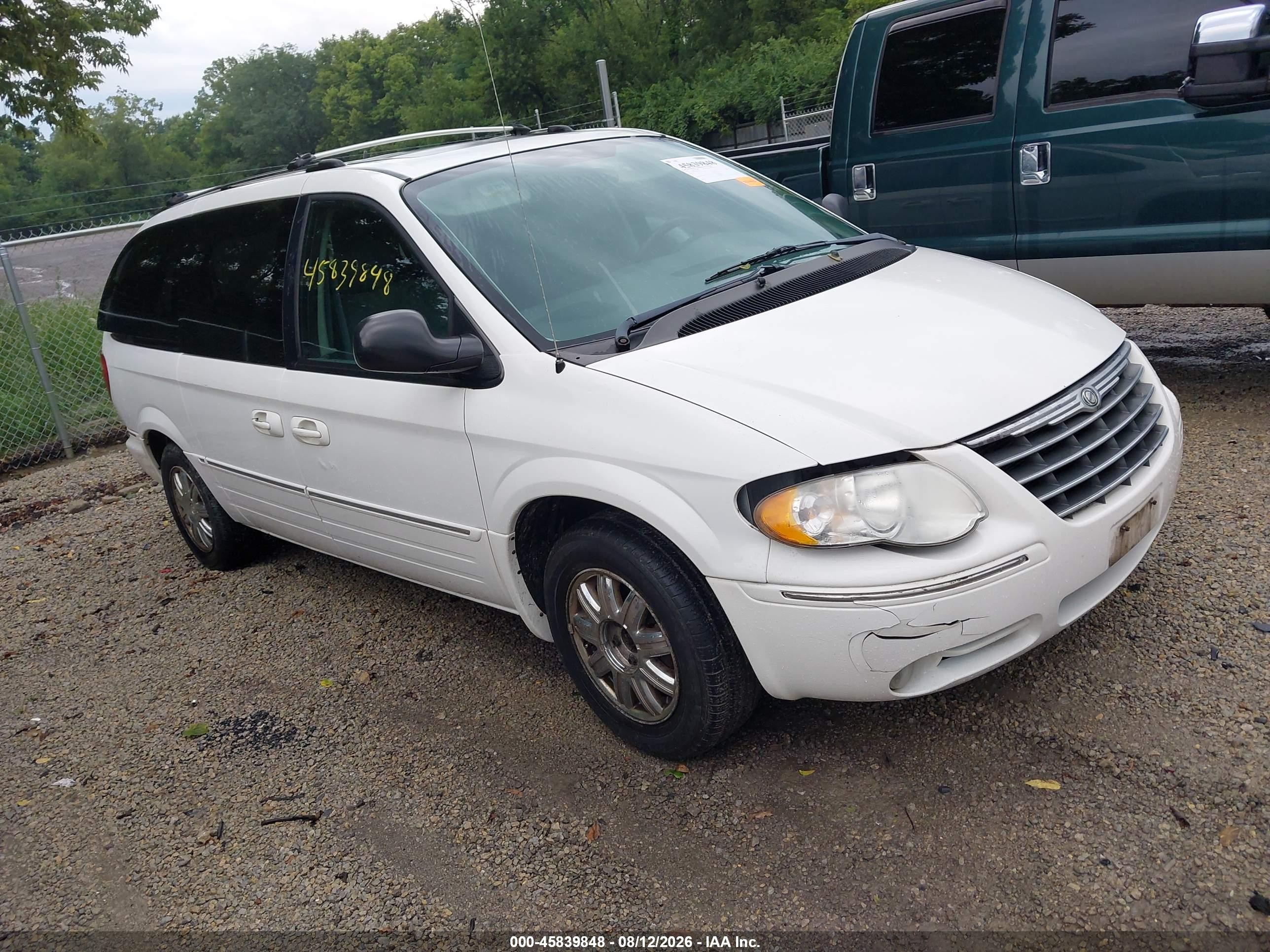 2005 Chrysler Town & Country Limited Белый vin: 2C4GP64L55R218515