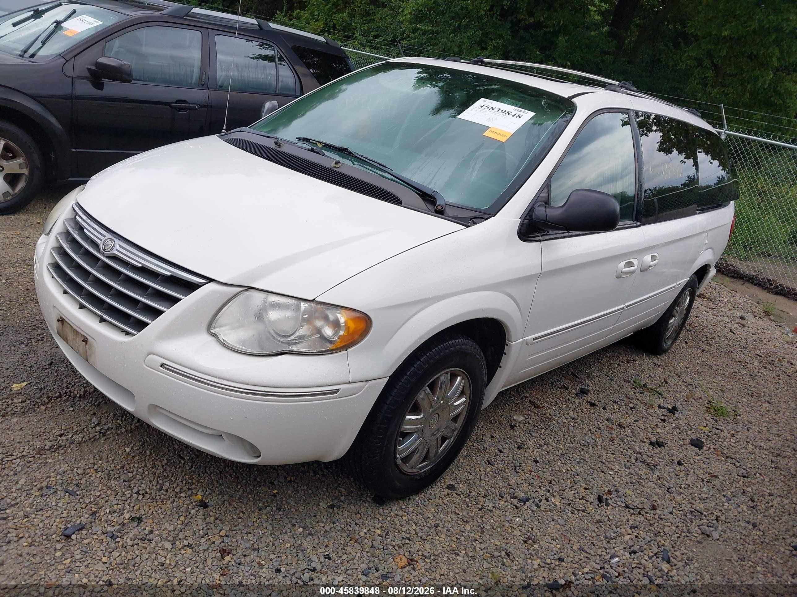 2005 Chrysler Town & Country Limited Белый vin: 2C4GP64L55R218515