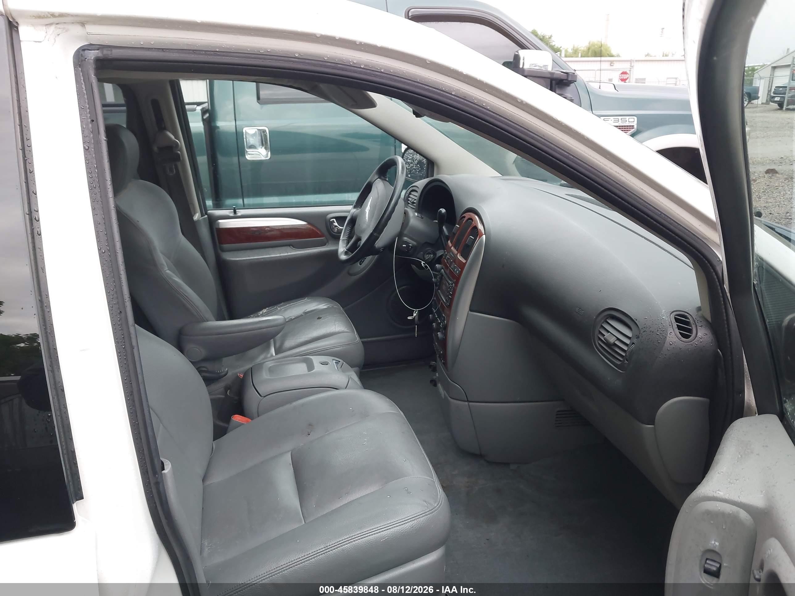2005 Chrysler Town & Country Limited Белый vin: 2C4GP64L55R218515