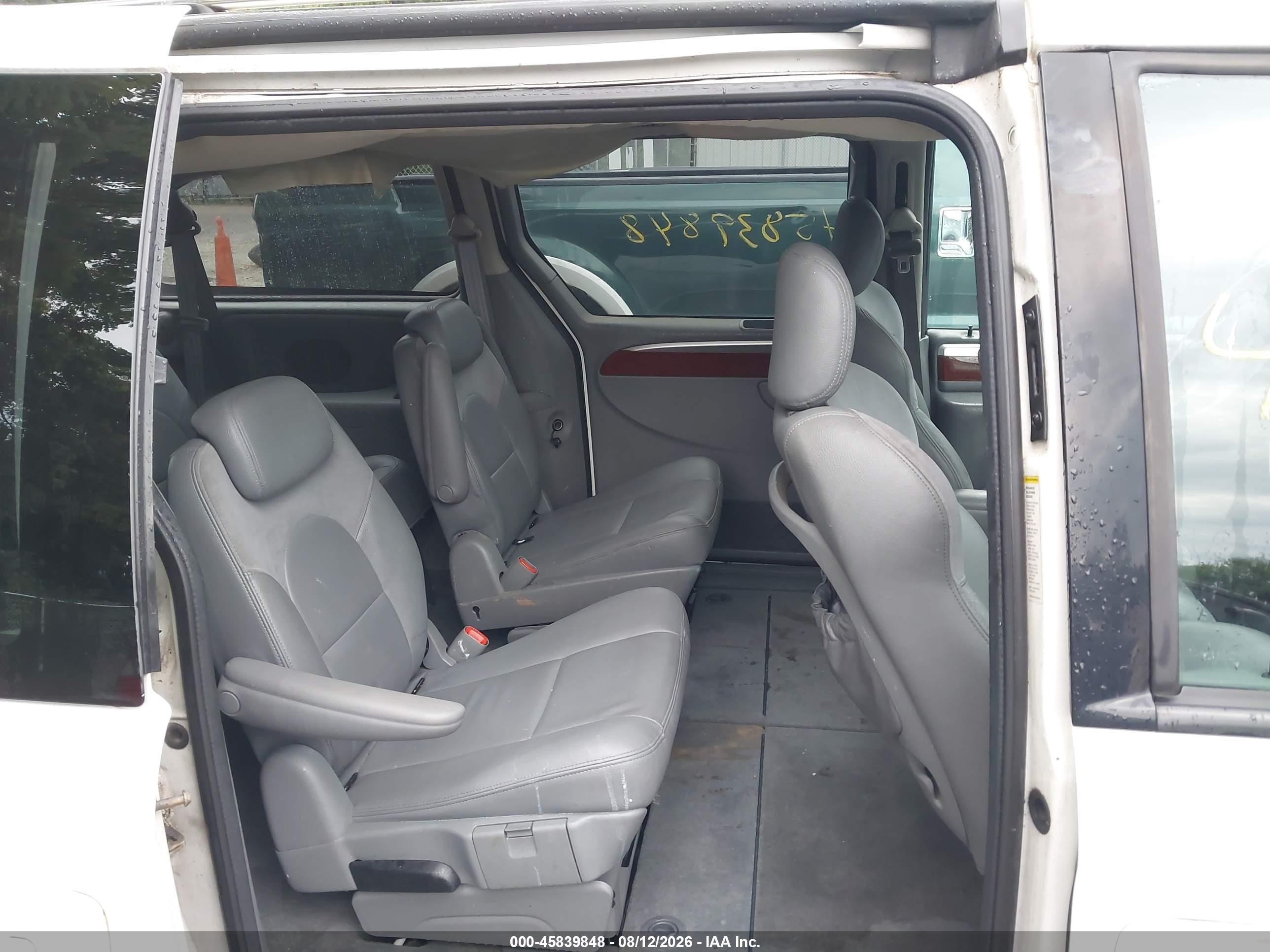 2005 Chrysler Town & Country Limited Белый vin: 2C4GP64L55R218515