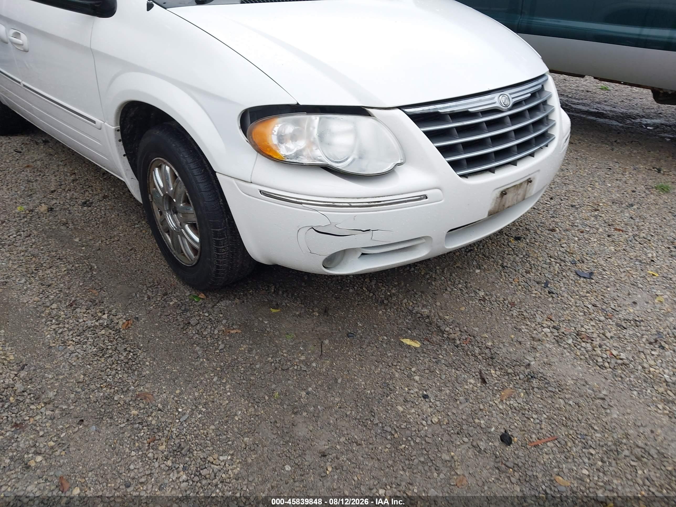 2005 Chrysler Town & Country Limited Белый vin: 2C4GP64L55R218515