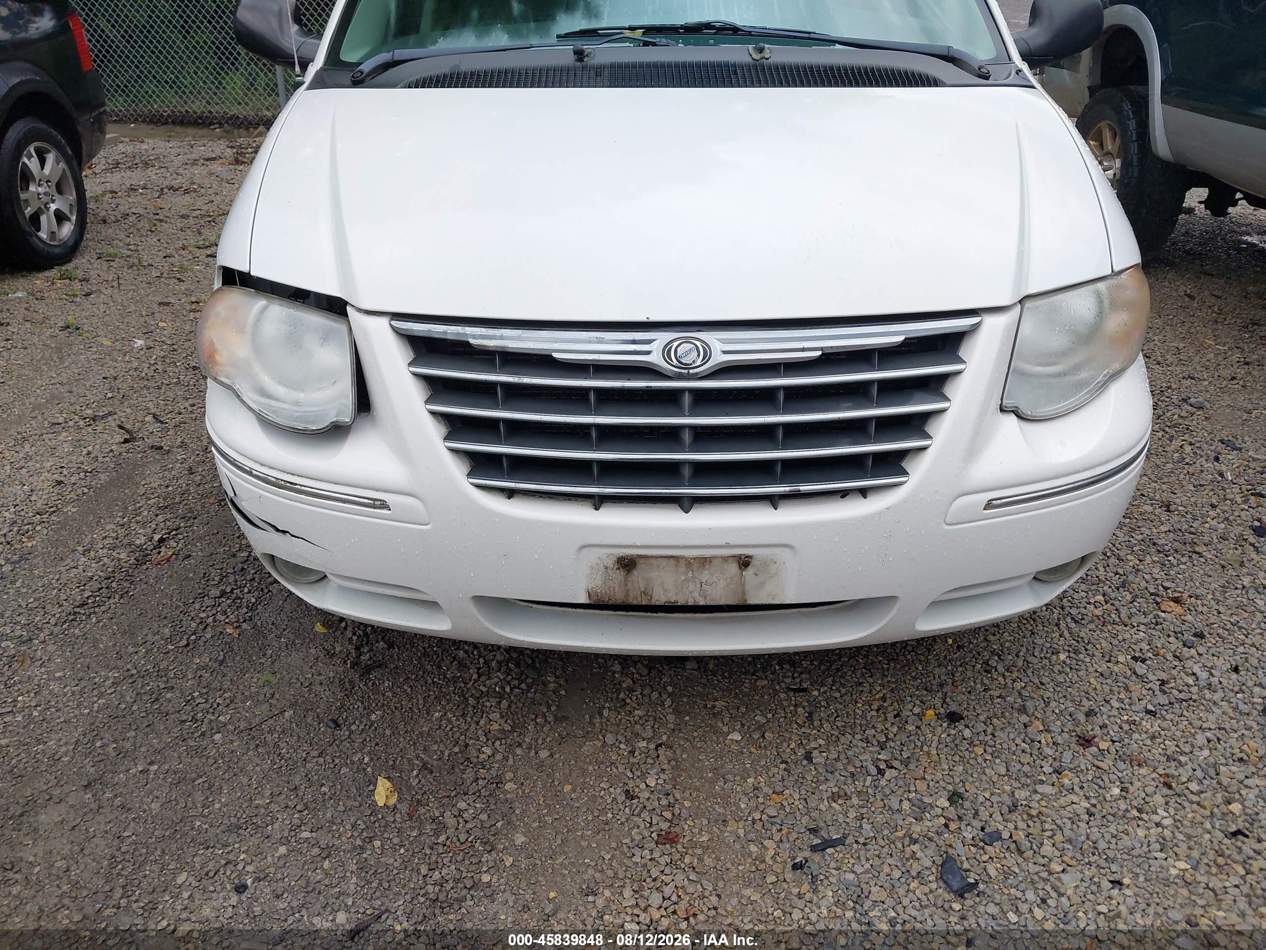 2005 Chrysler Town & Country Limited Белый vin: 2C4GP64L55R218515