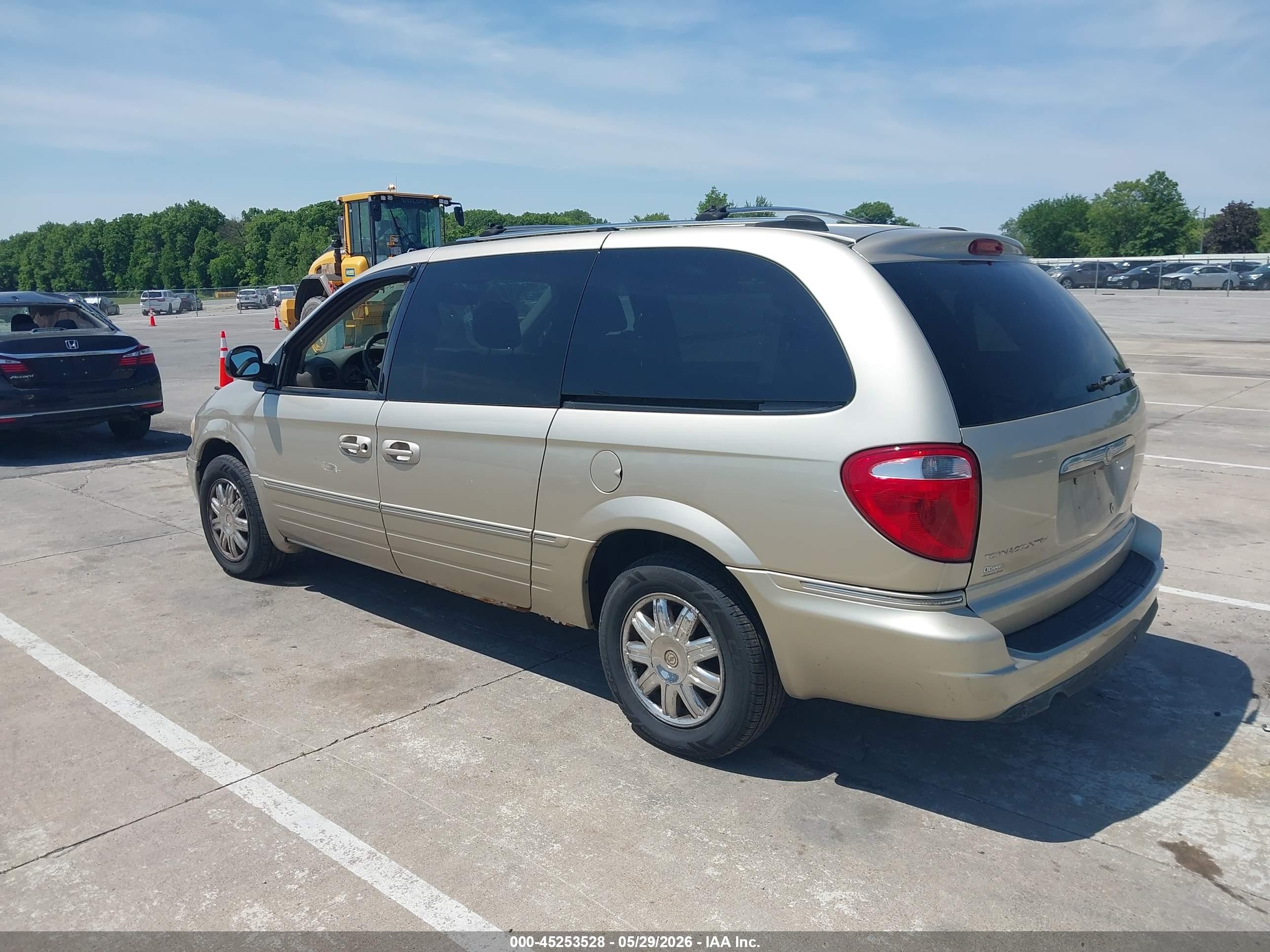 2005 Chrysler Town & Country Limited Желто-коричневый vin: 2C4GP64L85R151795