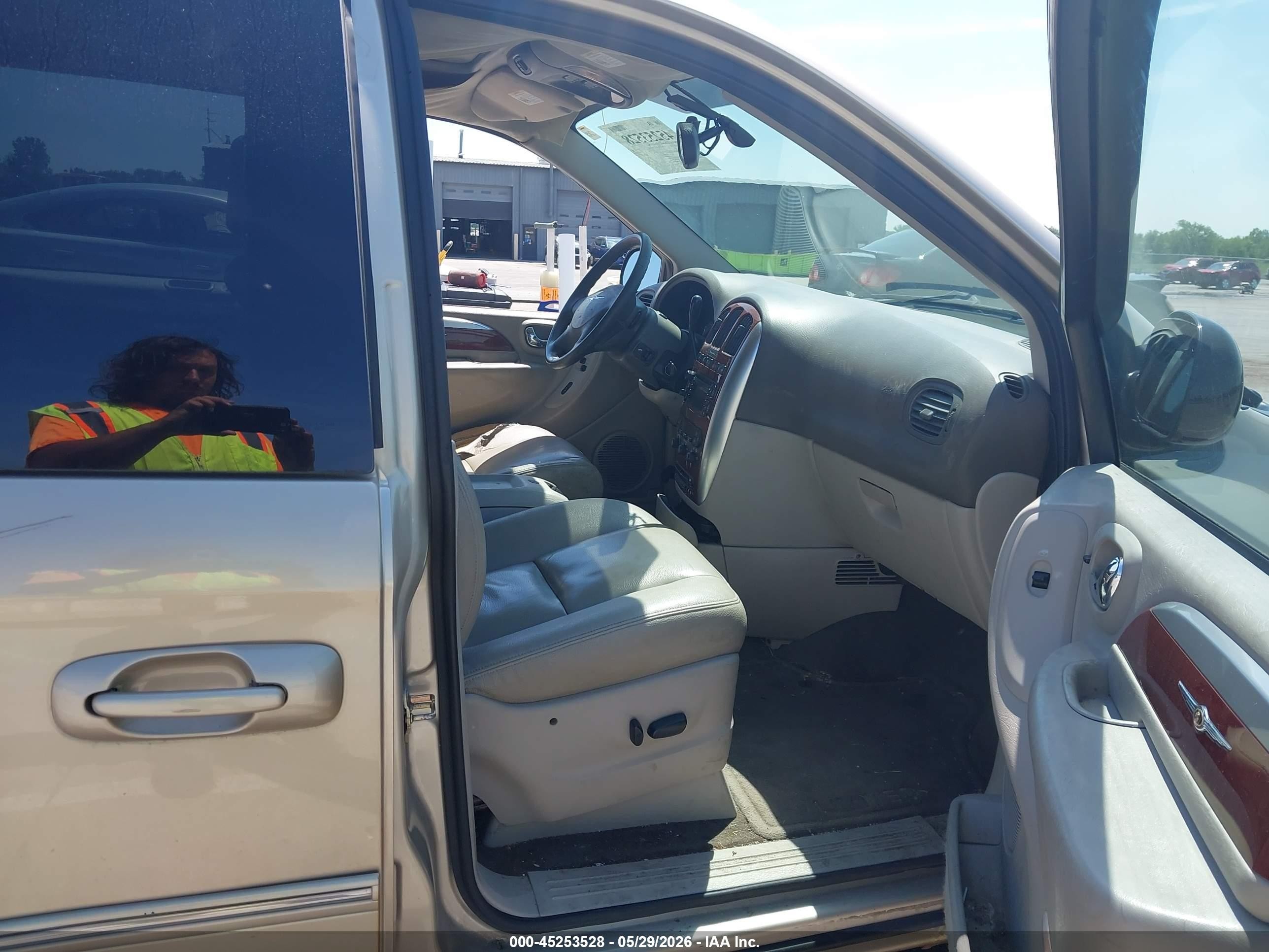 2005 Chrysler Town & Country Limited Желто-коричневый vin: 2C4GP64L85R151795