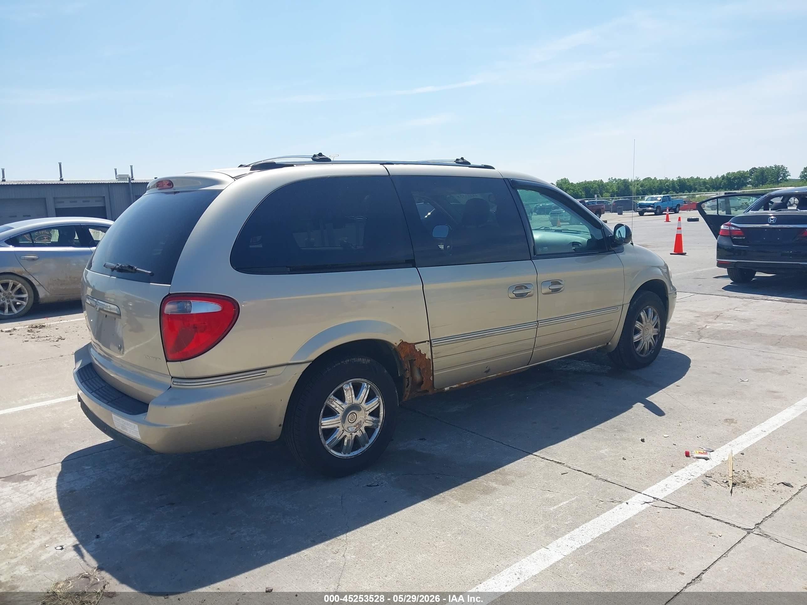 2005 Chrysler Town & Country Limited Желто-коричневый vin: 2C4GP64L85R151795