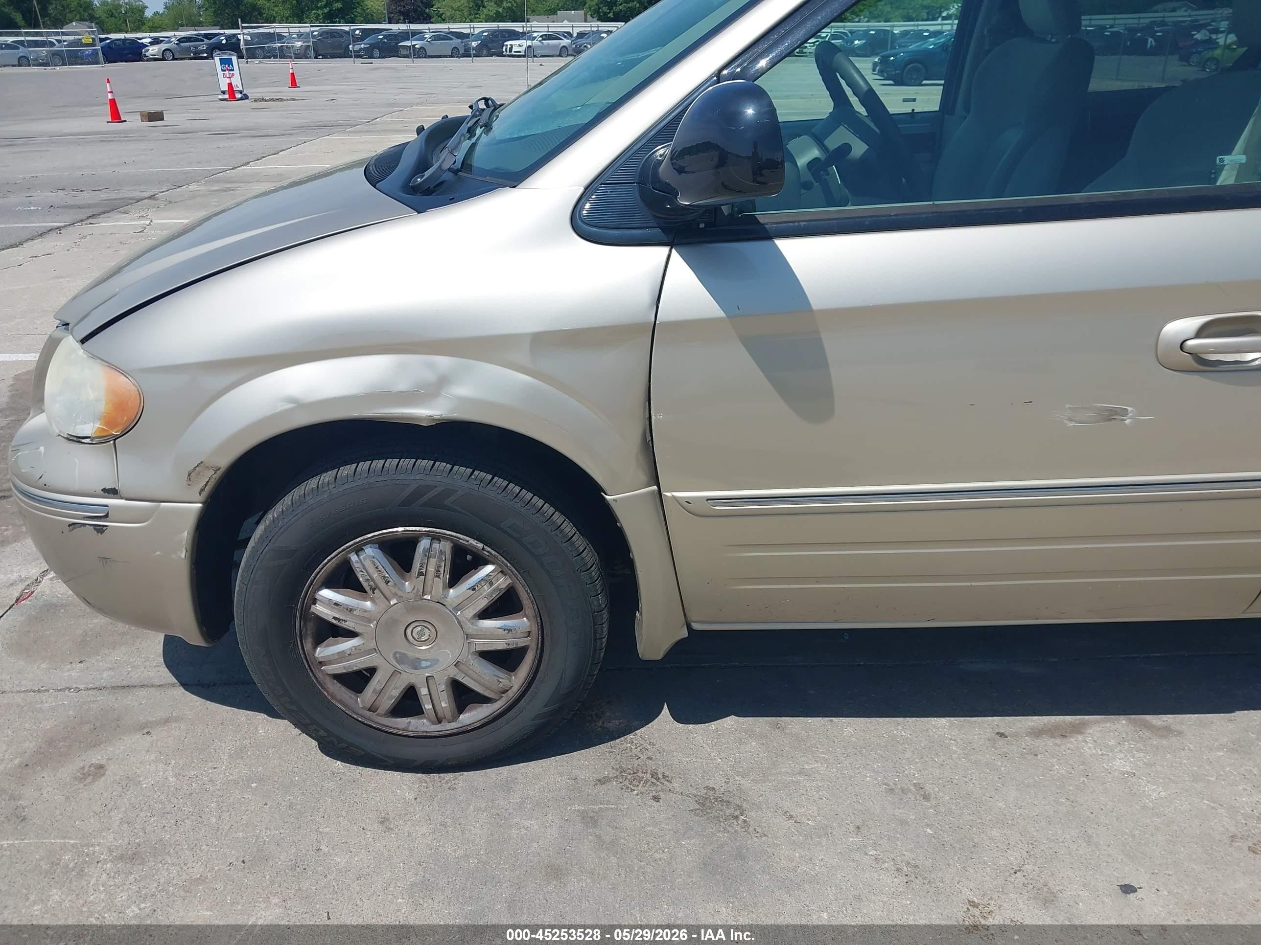 2005 Chrysler Town & Country Limited Желто-коричневый vin: 2C4GP64L85R151795