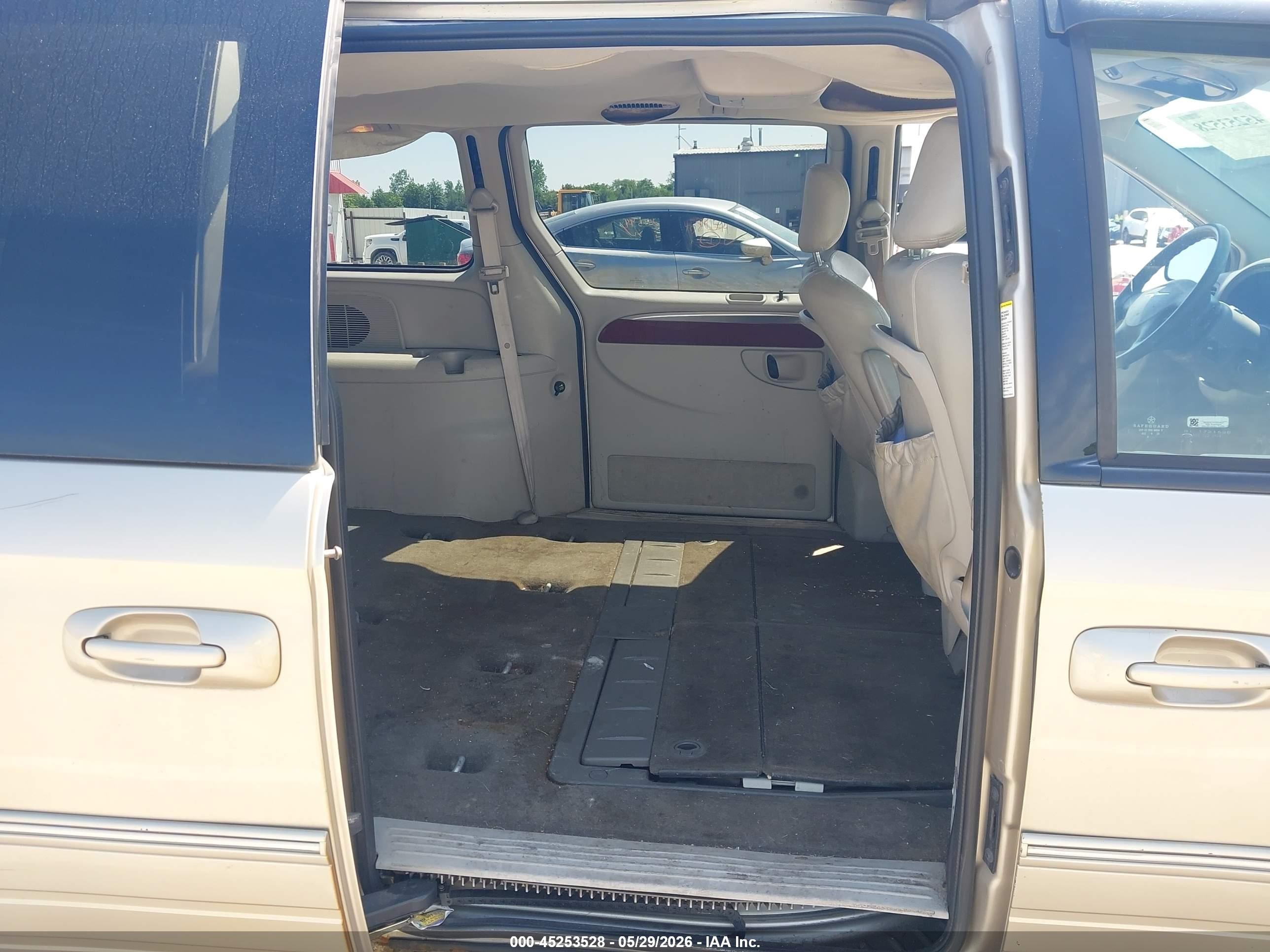 2005 Chrysler Town & Country Limited Желто-коричневый vin: 2C4GP64L85R151795