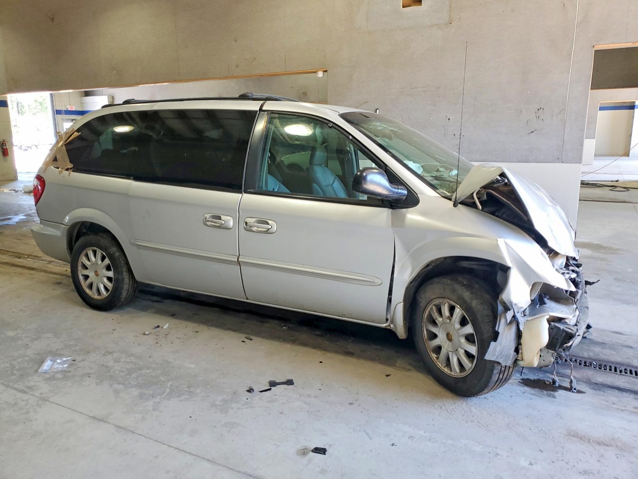 2002 Chrysler Town & Country Ex Silver vin: 2C4GP74L42R762537