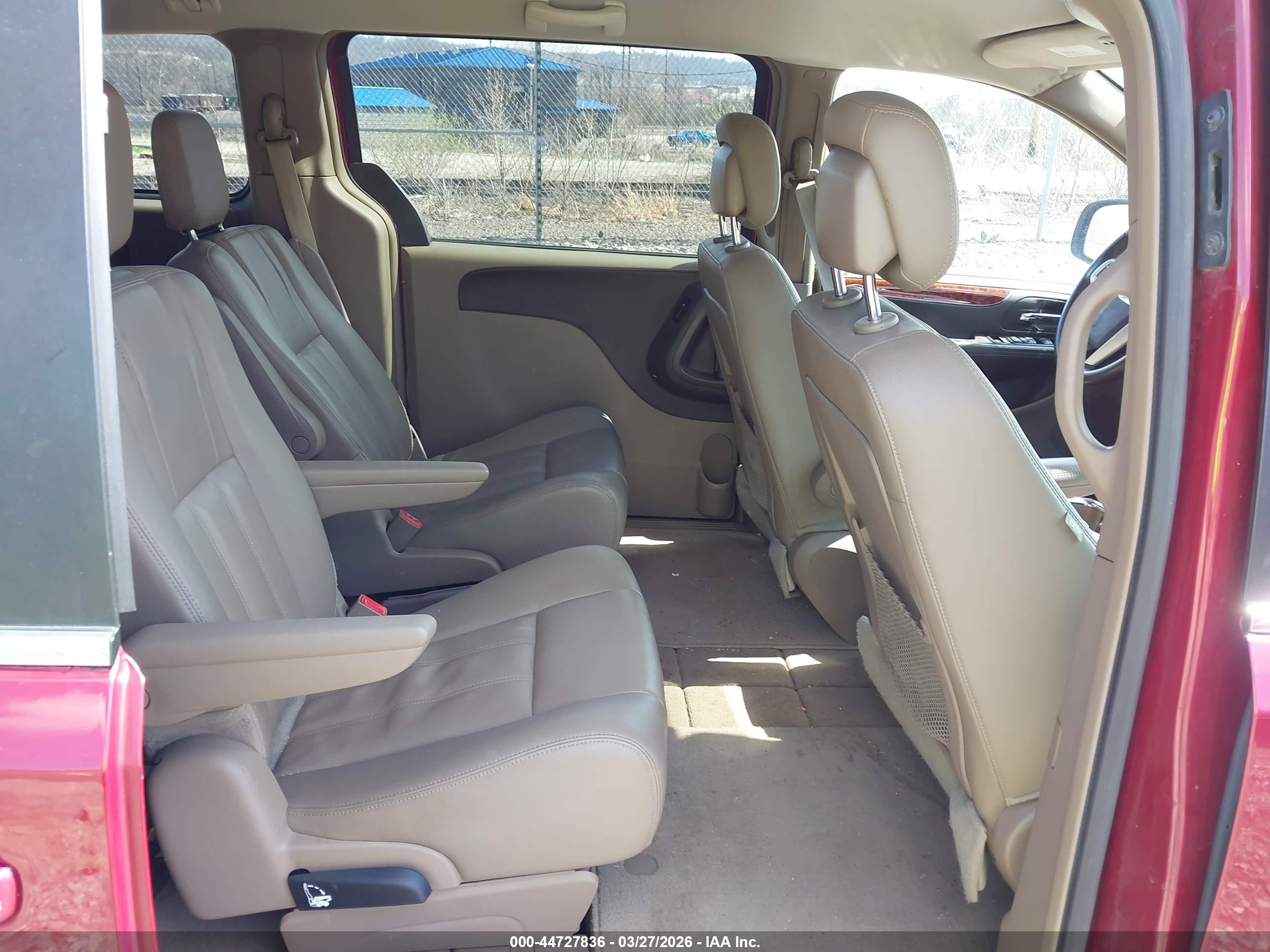 2015 Chrysler Town & Country Lx Red vin: 2C4RC1AG4FR727835