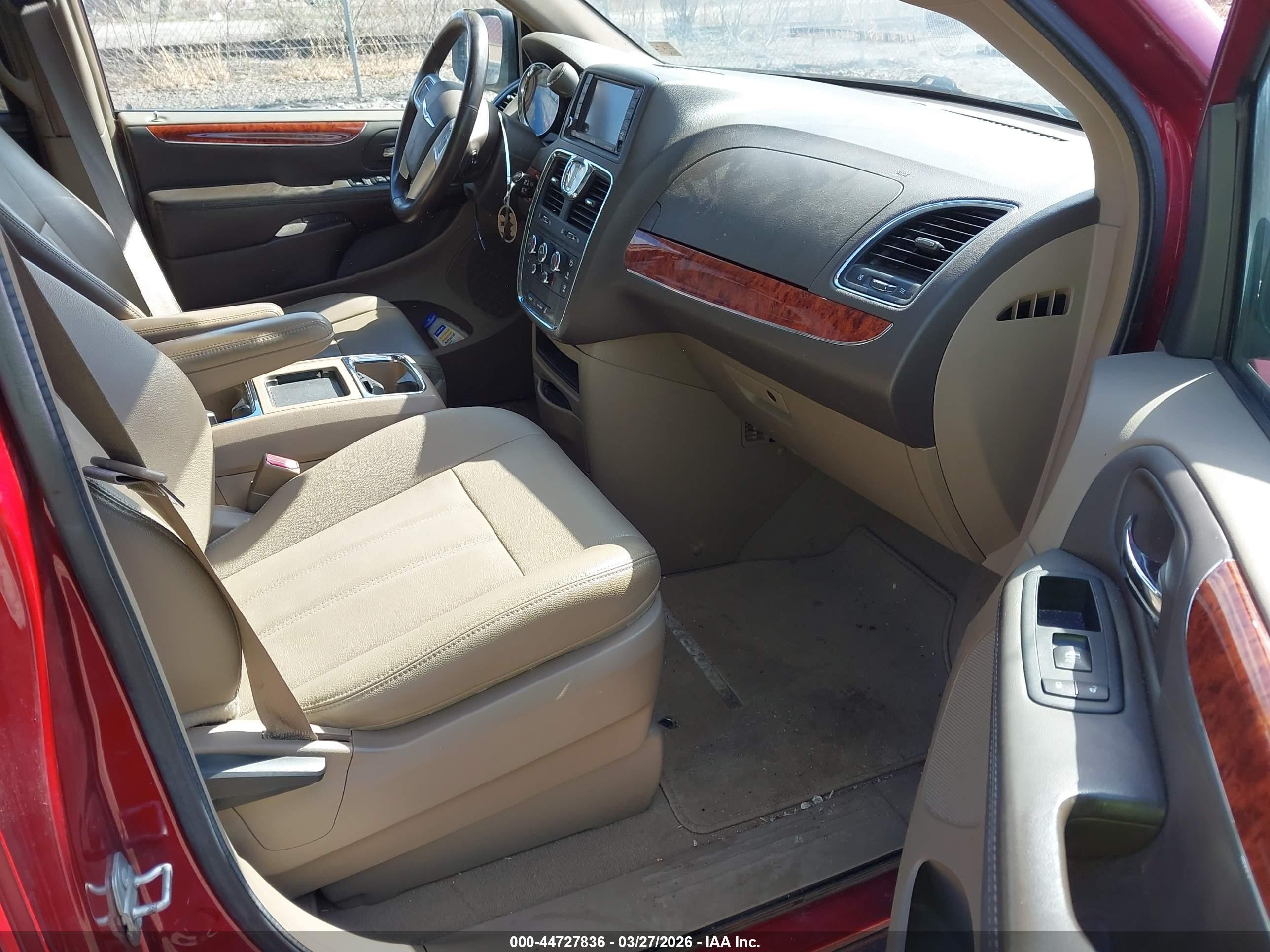 2015 Chrysler Town & Country Lx Red vin: 2C4RC1AG4FR727835