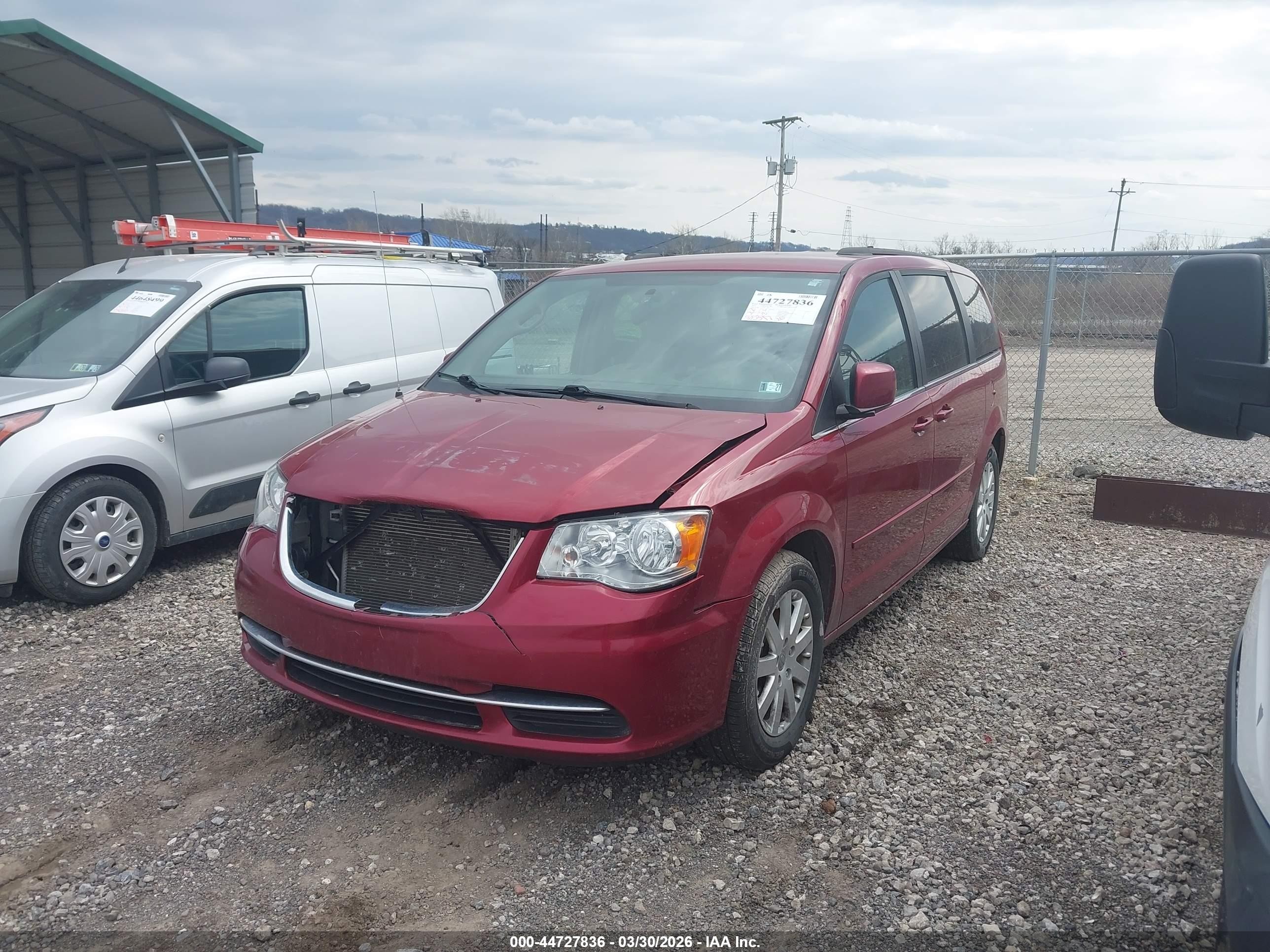 2015 Chrysler Town & Country Lx Red vin: 2C4RC1AG4FR727835