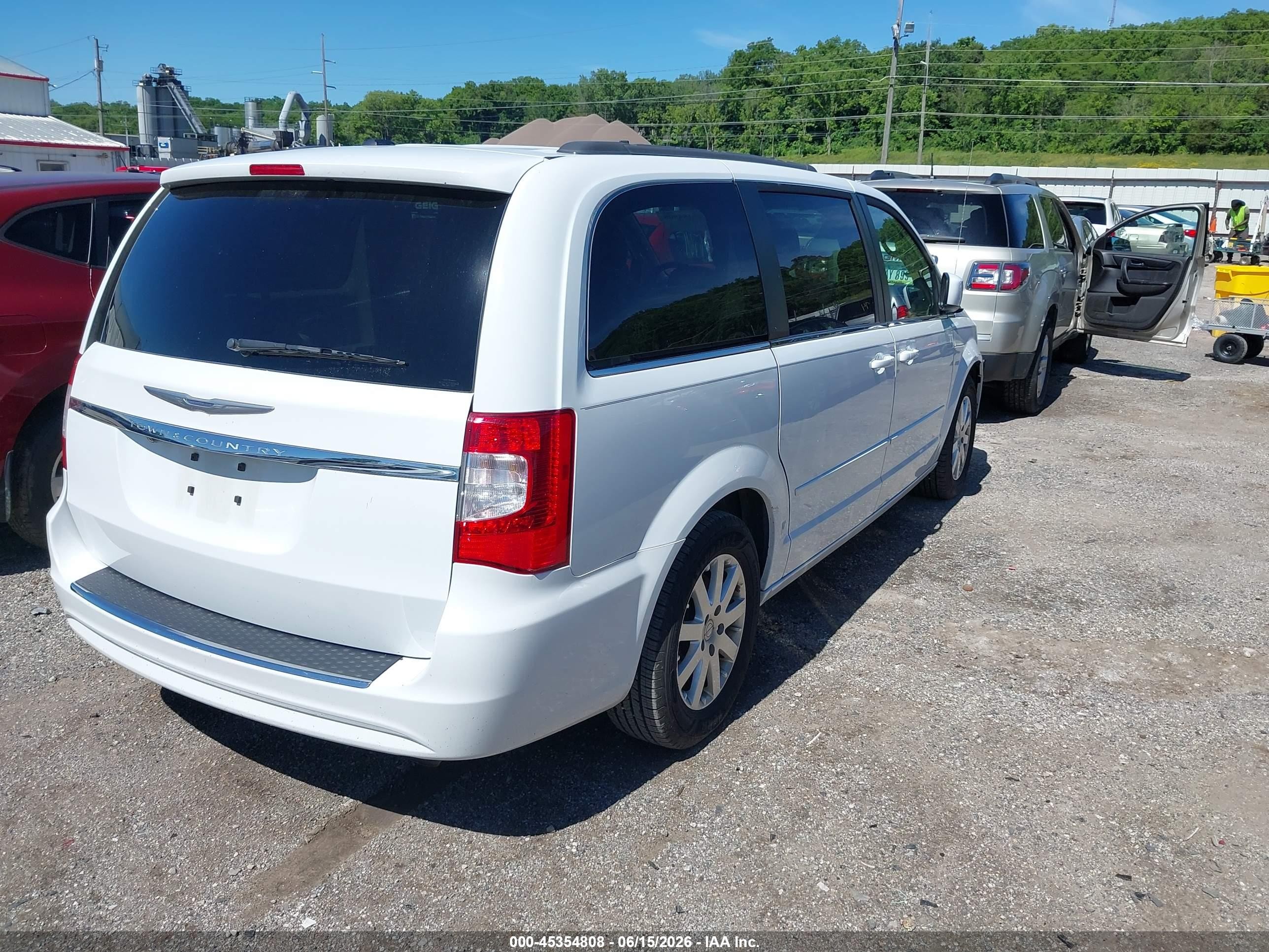 2015 Chrysler Town & Country Lx White vin: 2C4RC1AG7FR741695