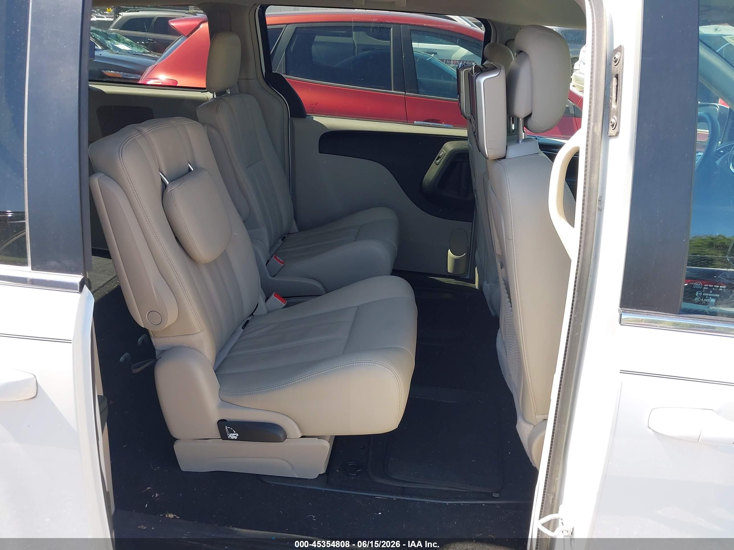 2015 Chrysler Town & Country Lx White vin: 2C4RC1AG7FR741695