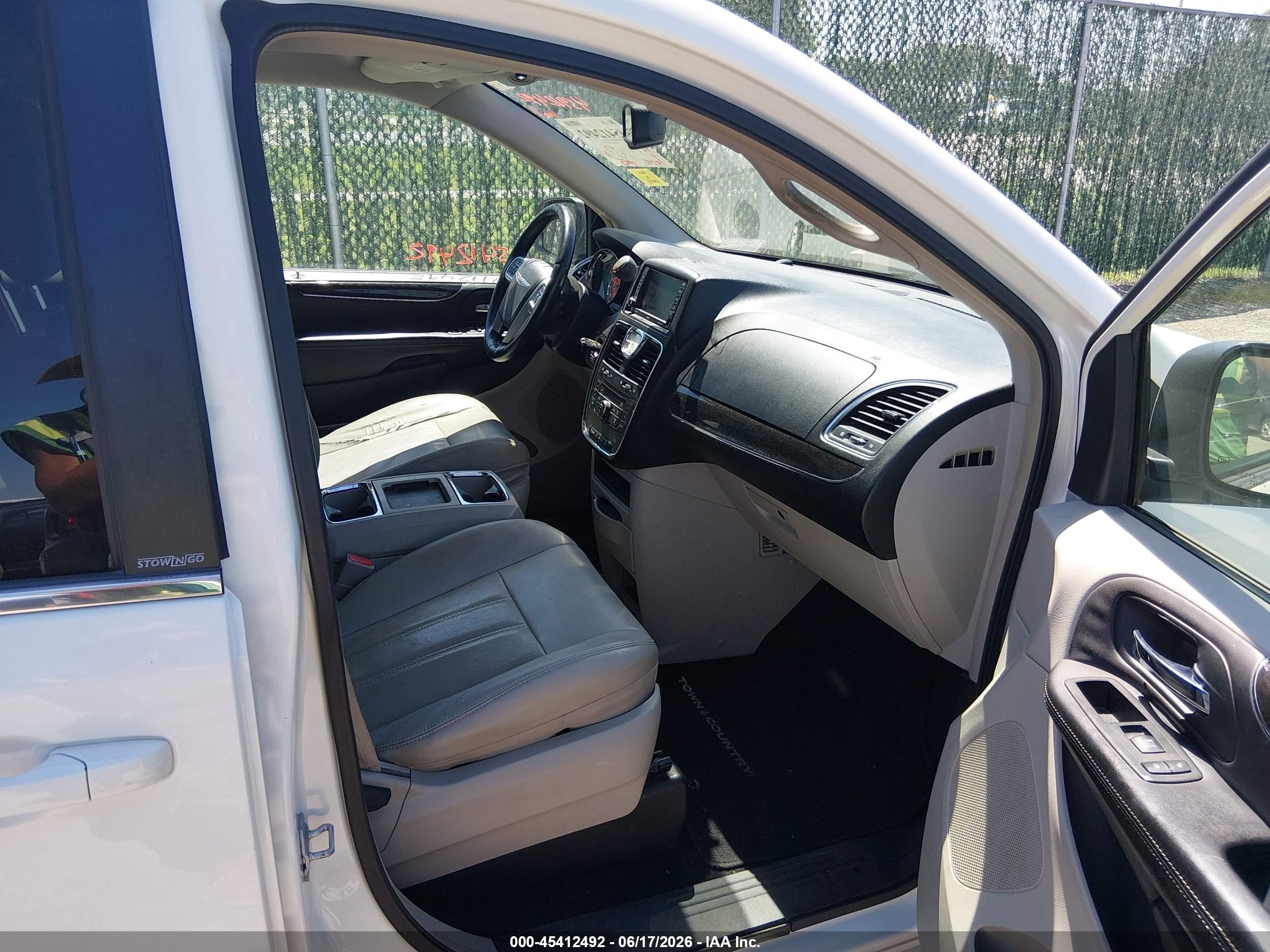 2012 Chrysler Town & Country Touring White vin: 2C4RC1BG0CR320640