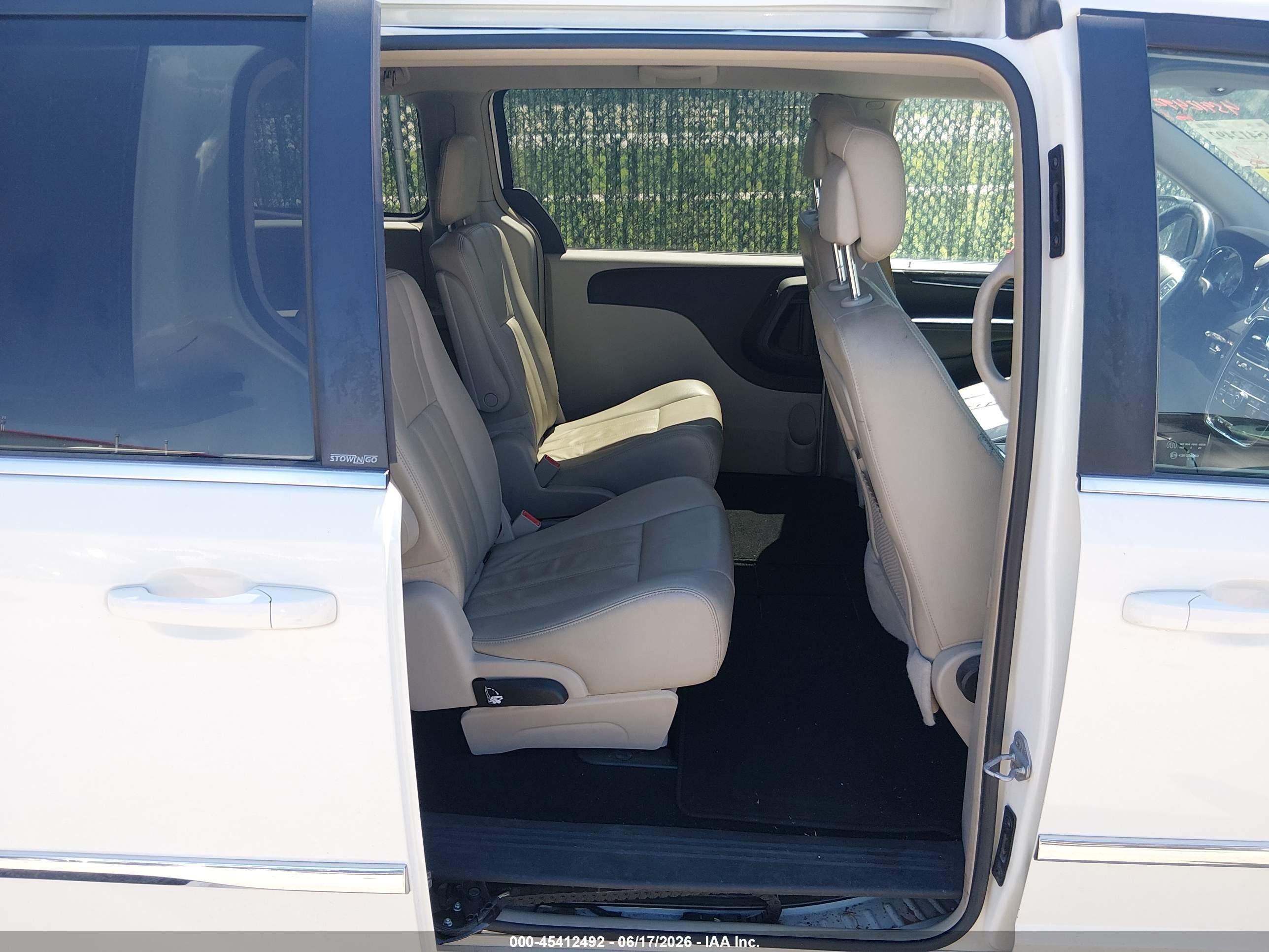 2012 Chrysler Town & Country Touring White vin: 2C4RC1BG0CR320640