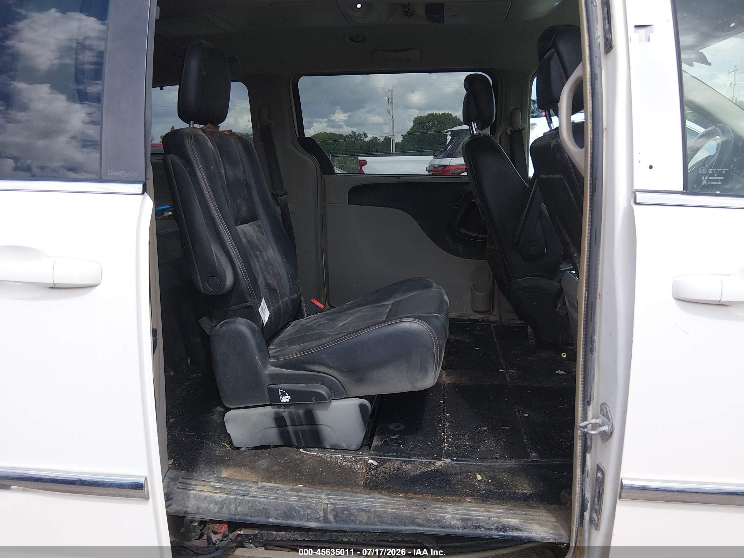 2013 Chrysler Town & Country Touring White vin: 2C4RC1BG0DR566444