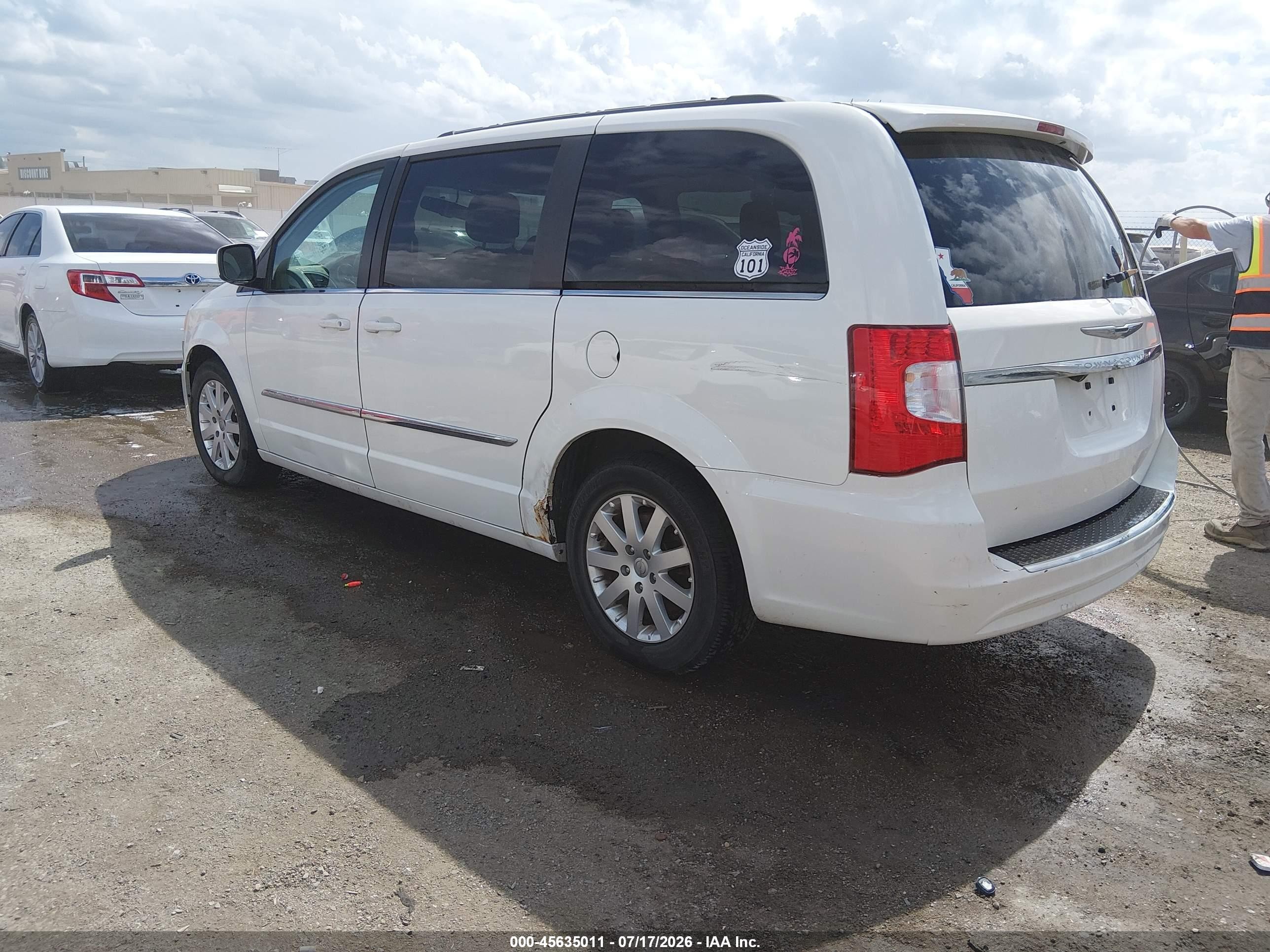 2013 Chrysler Town & Country Touring White vin: 2C4RC1BG0DR566444