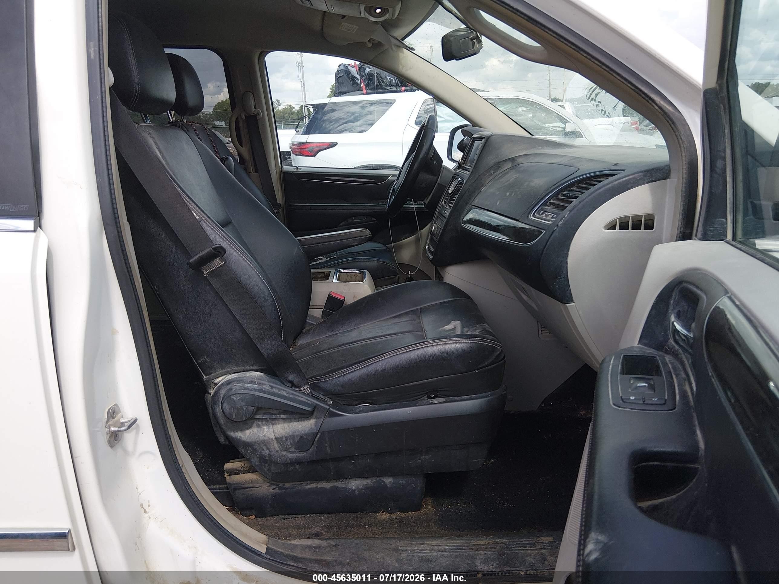 2013 Chrysler Town & Country Touring White vin: 2C4RC1BG0DR566444