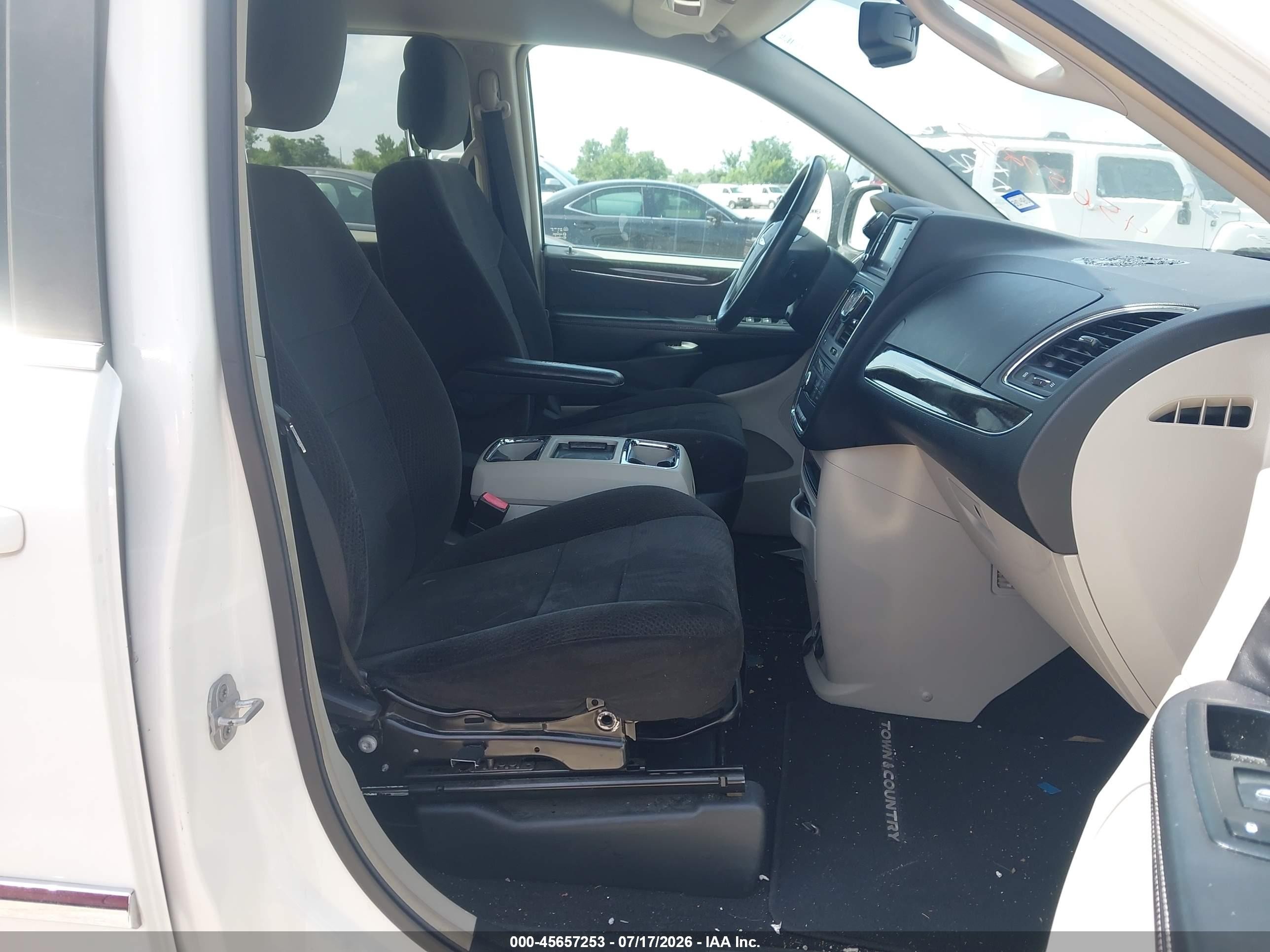 2013 Chrysler Town & Country Touring White vin: 2C4RC1BG0DR605873