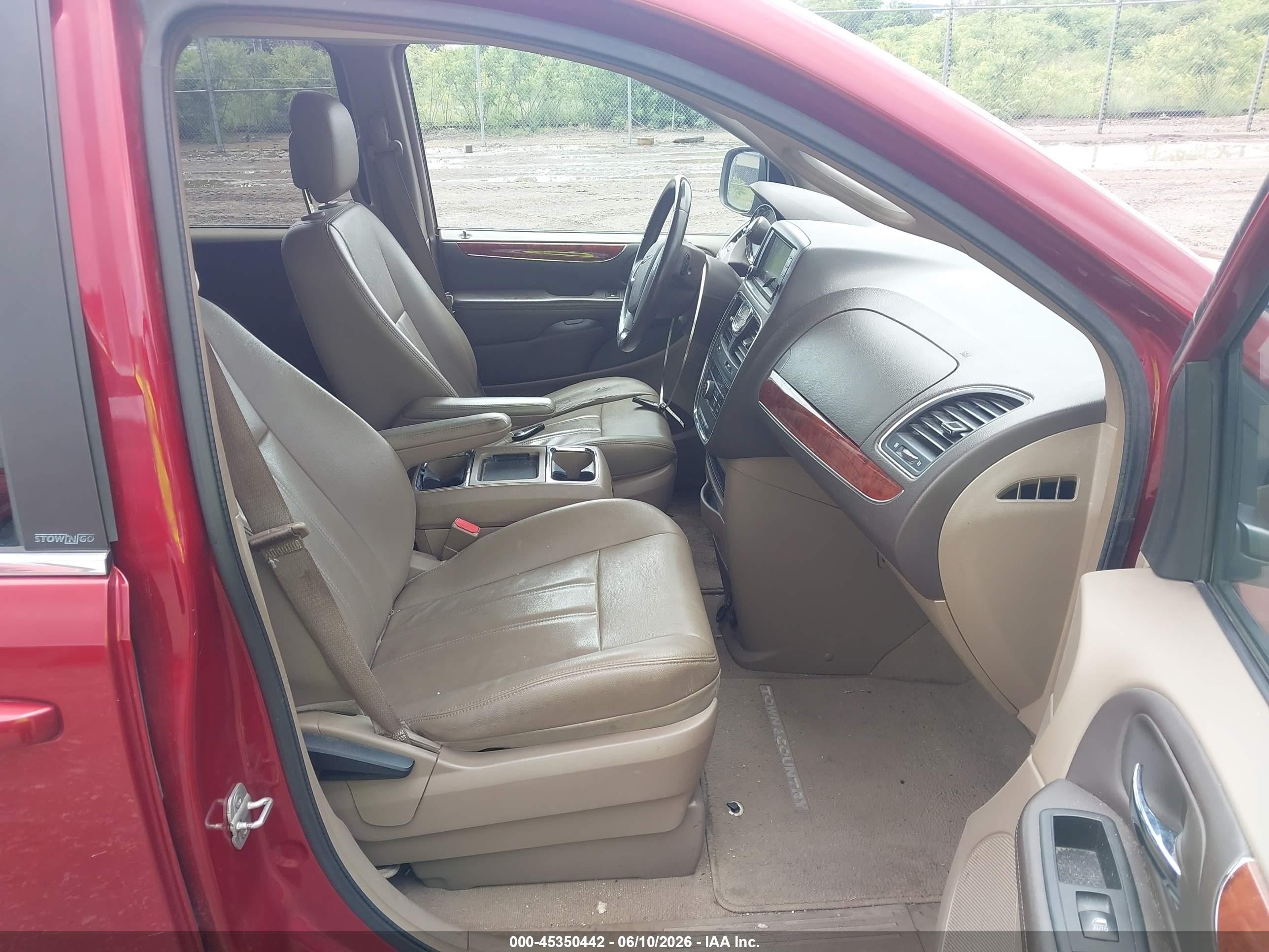 2013 Chrysler Town & Country Touring Red vin: 2C4RC1BG0DR645399