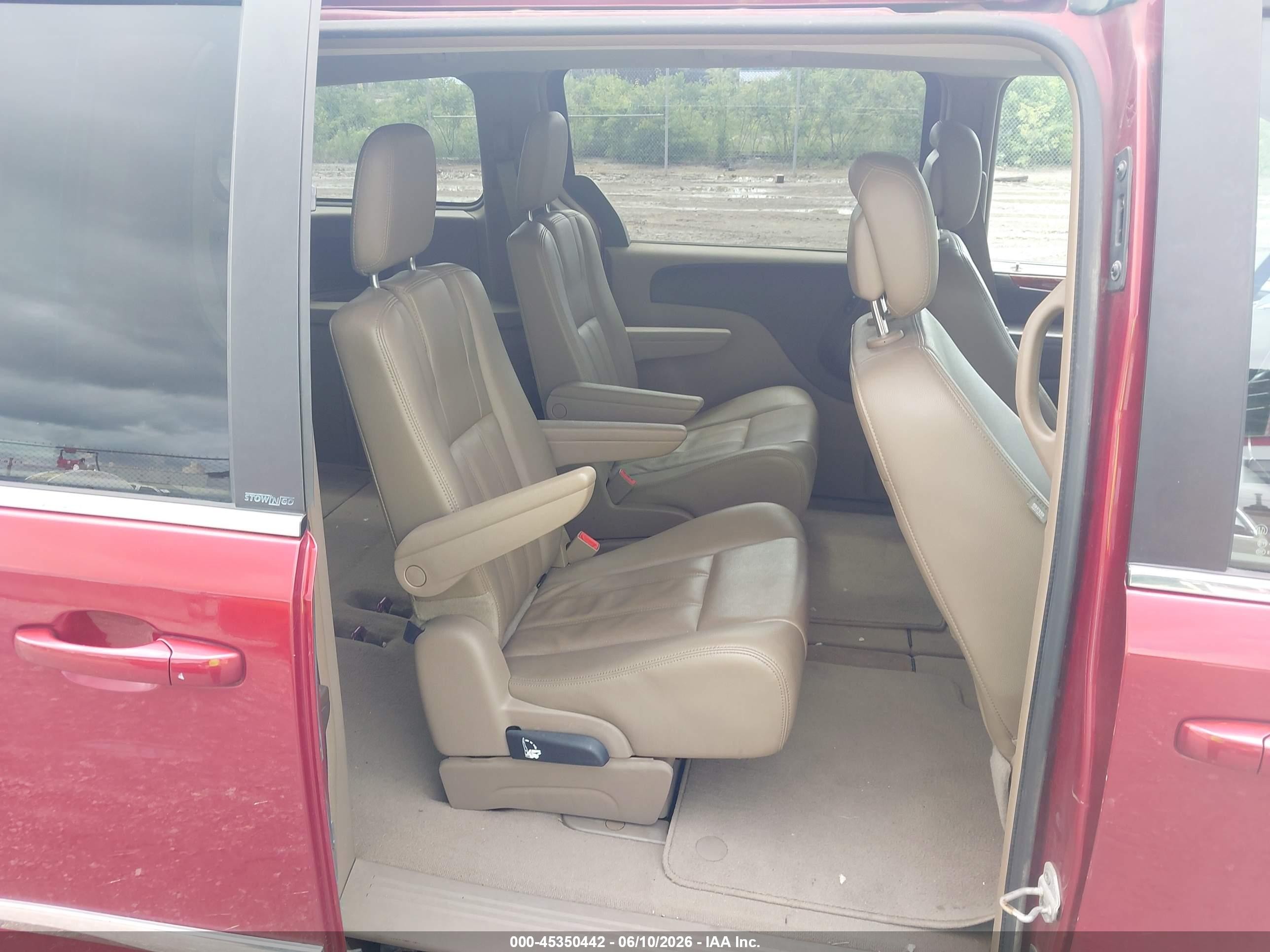2013 Chrysler Town & Country Touring Red vin: 2C4RC1BG0DR645399