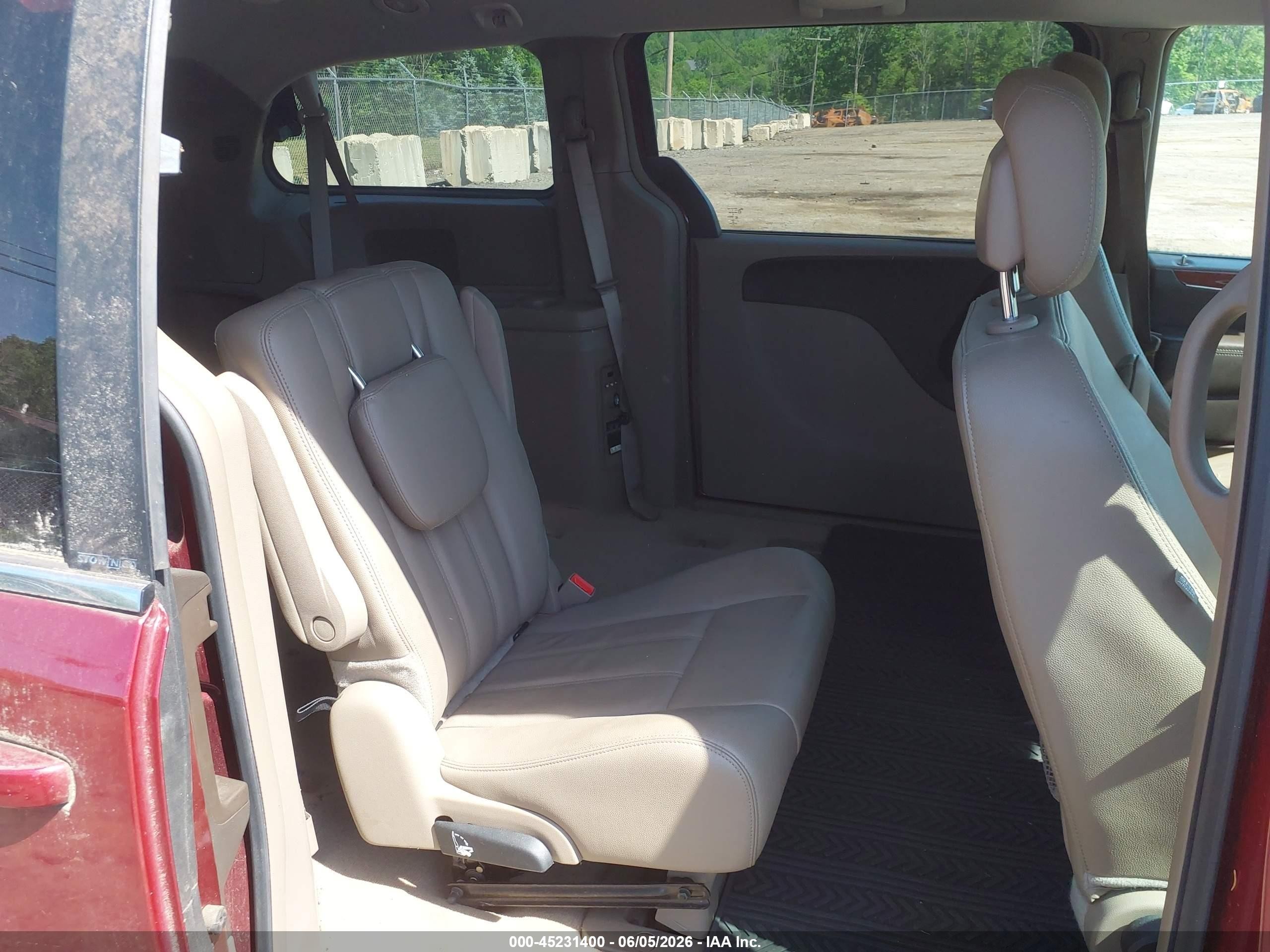 2013 Chrysler Town & Country Touring Red vin: 2C4RC1BG0DR647220