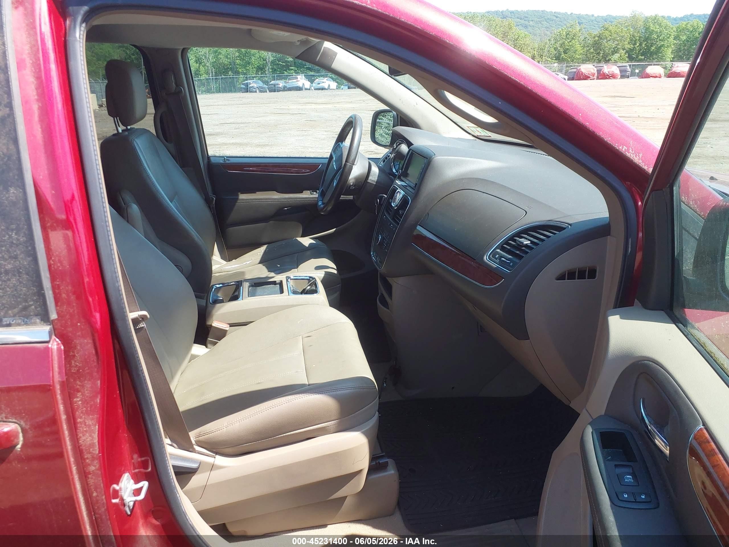 2013 Chrysler Town & Country Touring Red vin: 2C4RC1BG0DR647220