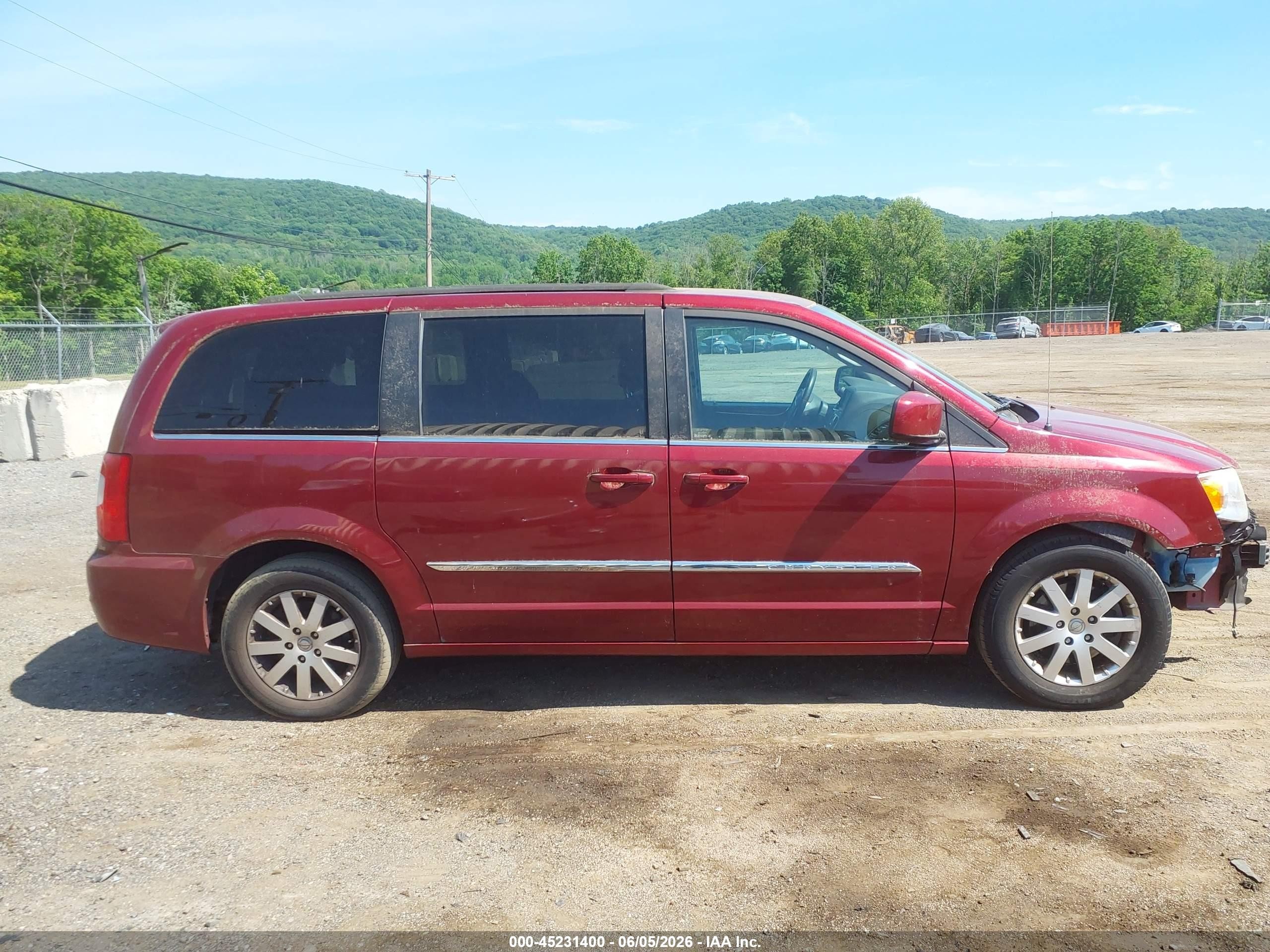 2013 Chrysler Town & Country Touring Red vin: 2C4RC1BG0DR647220