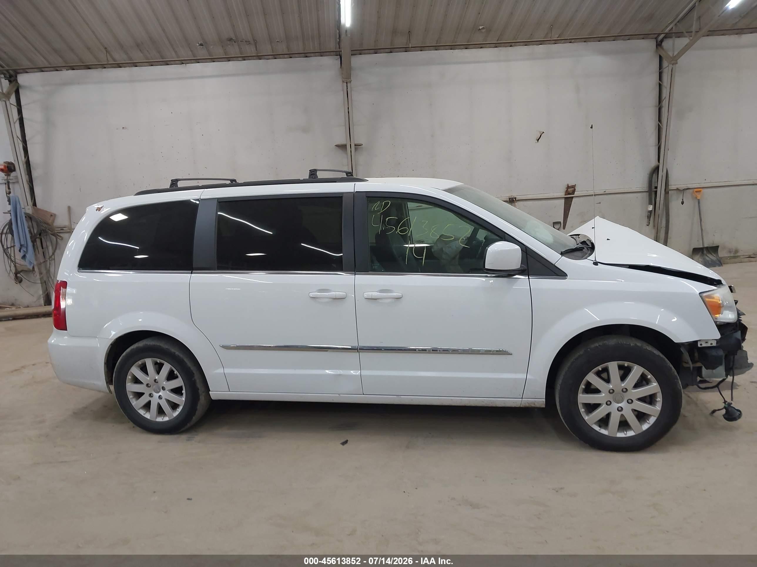 2014 Chrysler Town & Country Touring White vin: 2C4RC1BG0ER112678