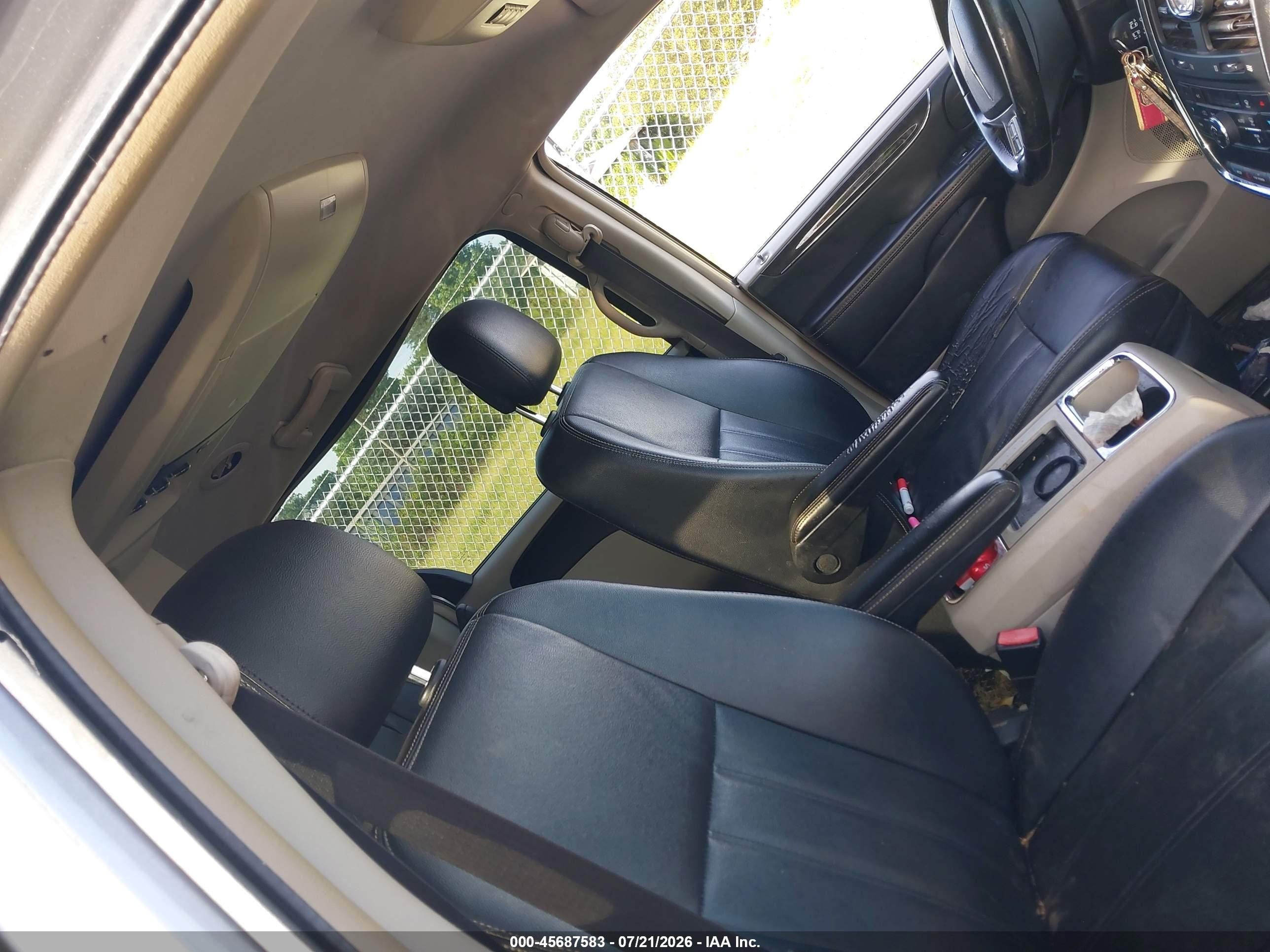 2014 Chrysler Town & Country Touring Silver vin: 2C4RC1BG0ER208200