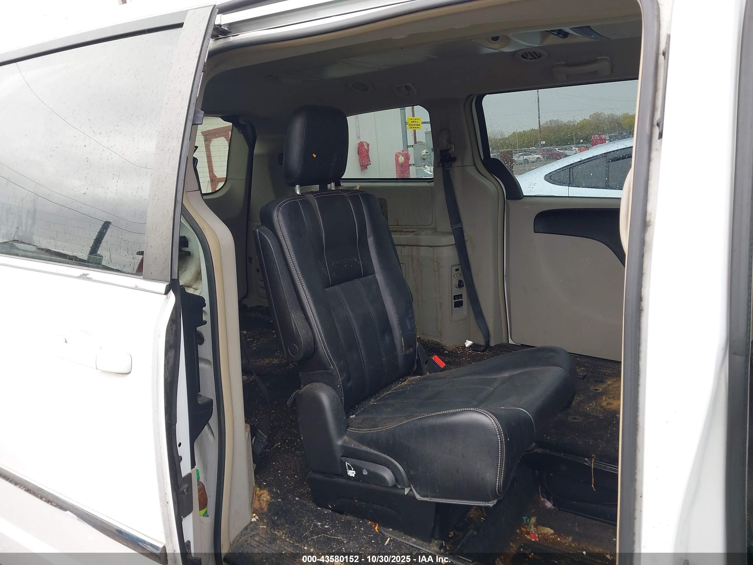 2014 Chrysler Town & Country Touring White vin: 2C4RC1BG0ER395194
