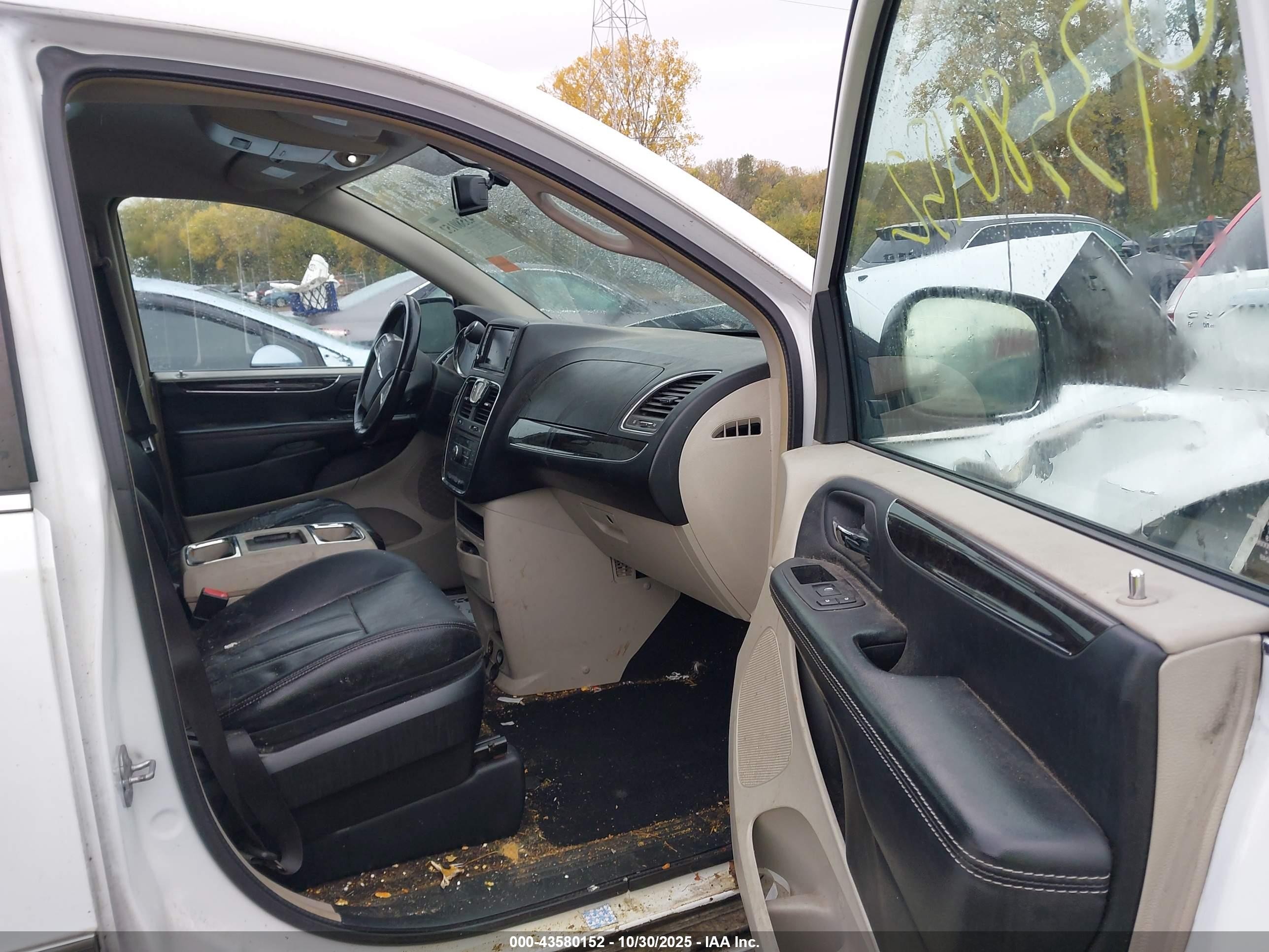 2014 Chrysler Town & Country Touring White vin: 2C4RC1BG0ER395194