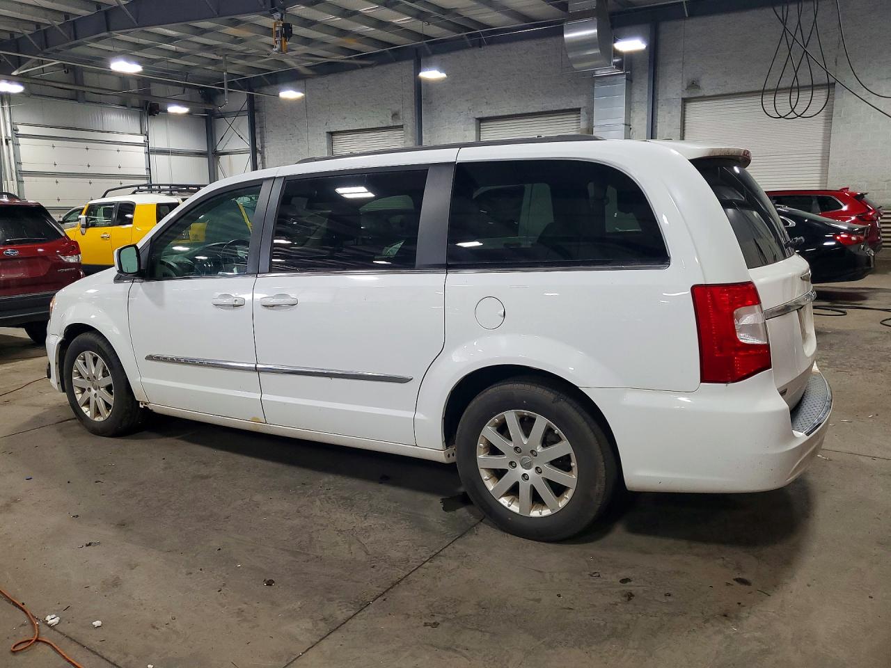 2014 Chrysler Town & Country Touring White vin: 2C4RC1BG0ER398015