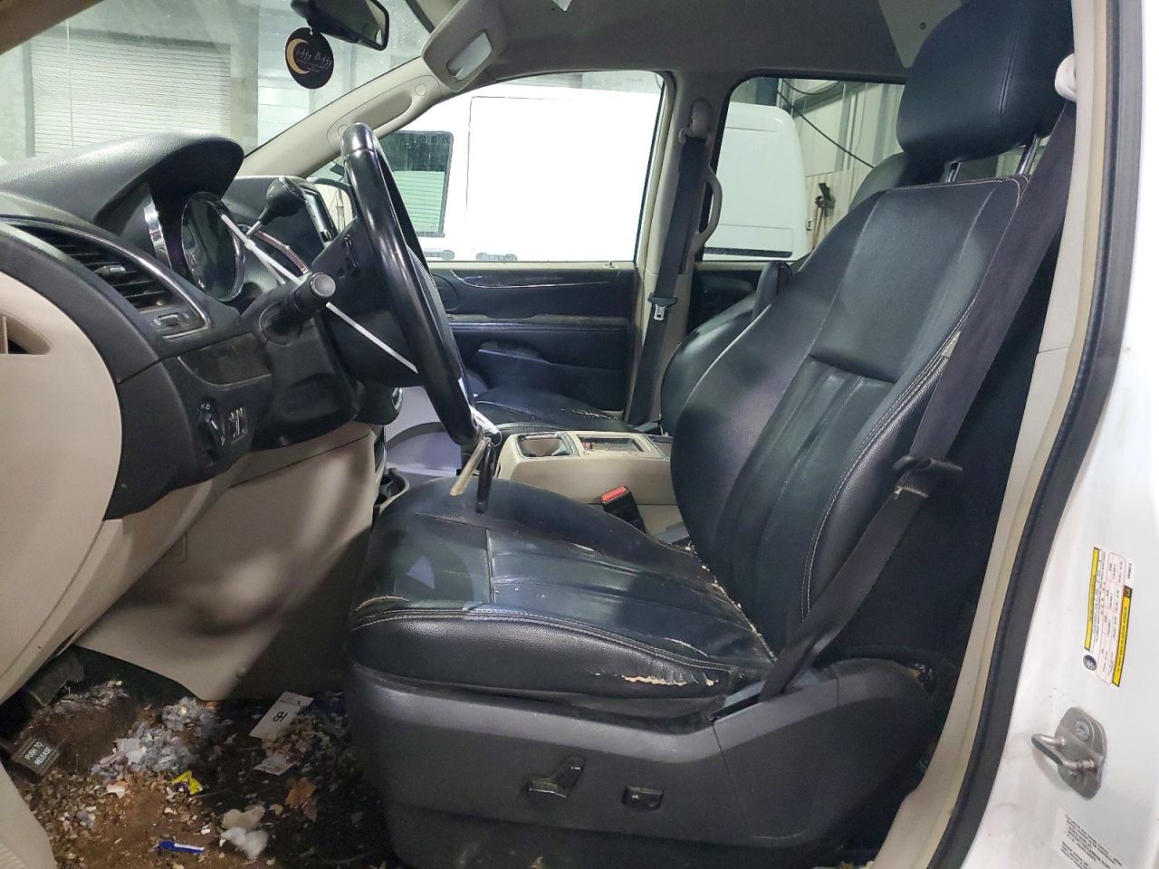 2014 Chrysler Town & Country Touring White vin: 2C4RC1BG0ER398015