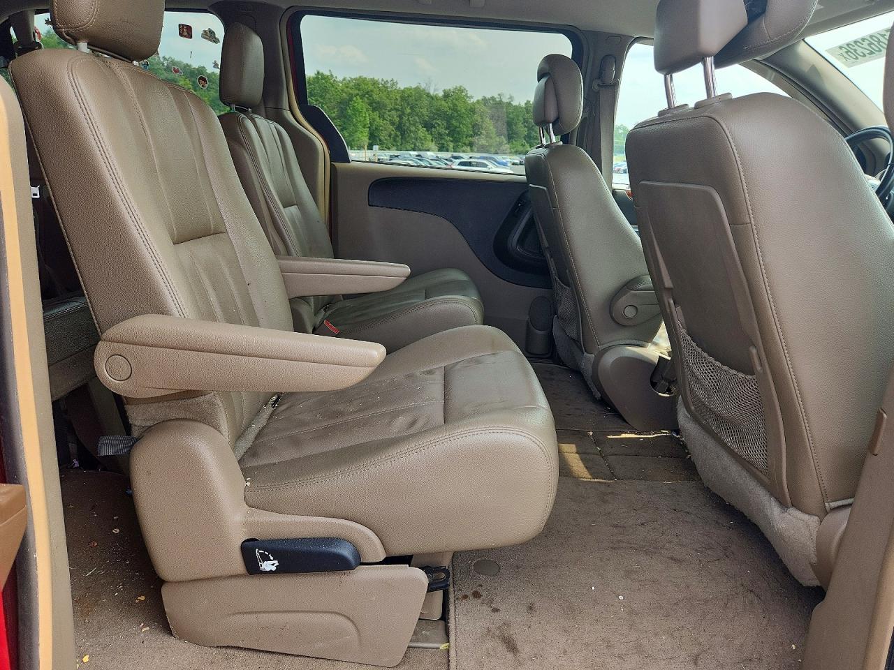 2014 Chrysler Town & Country Touring Red vin: 2C4RC1BG0ER399908