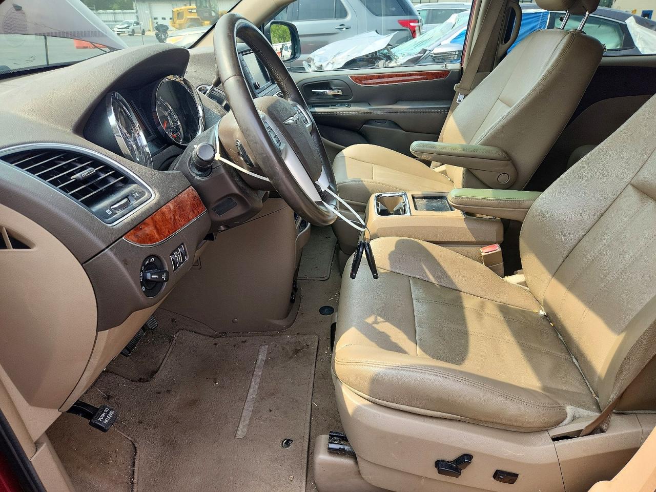 2014 Chrysler Town & Country Touring Red vin: 2C4RC1BG0ER399908