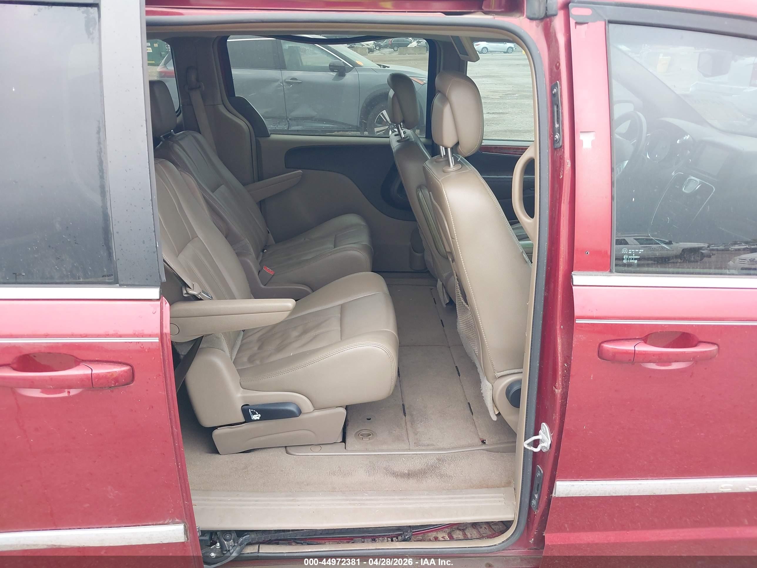 2014 Chrysler Town & Country Touring Red vin: 2C4RC1BG0ER433846