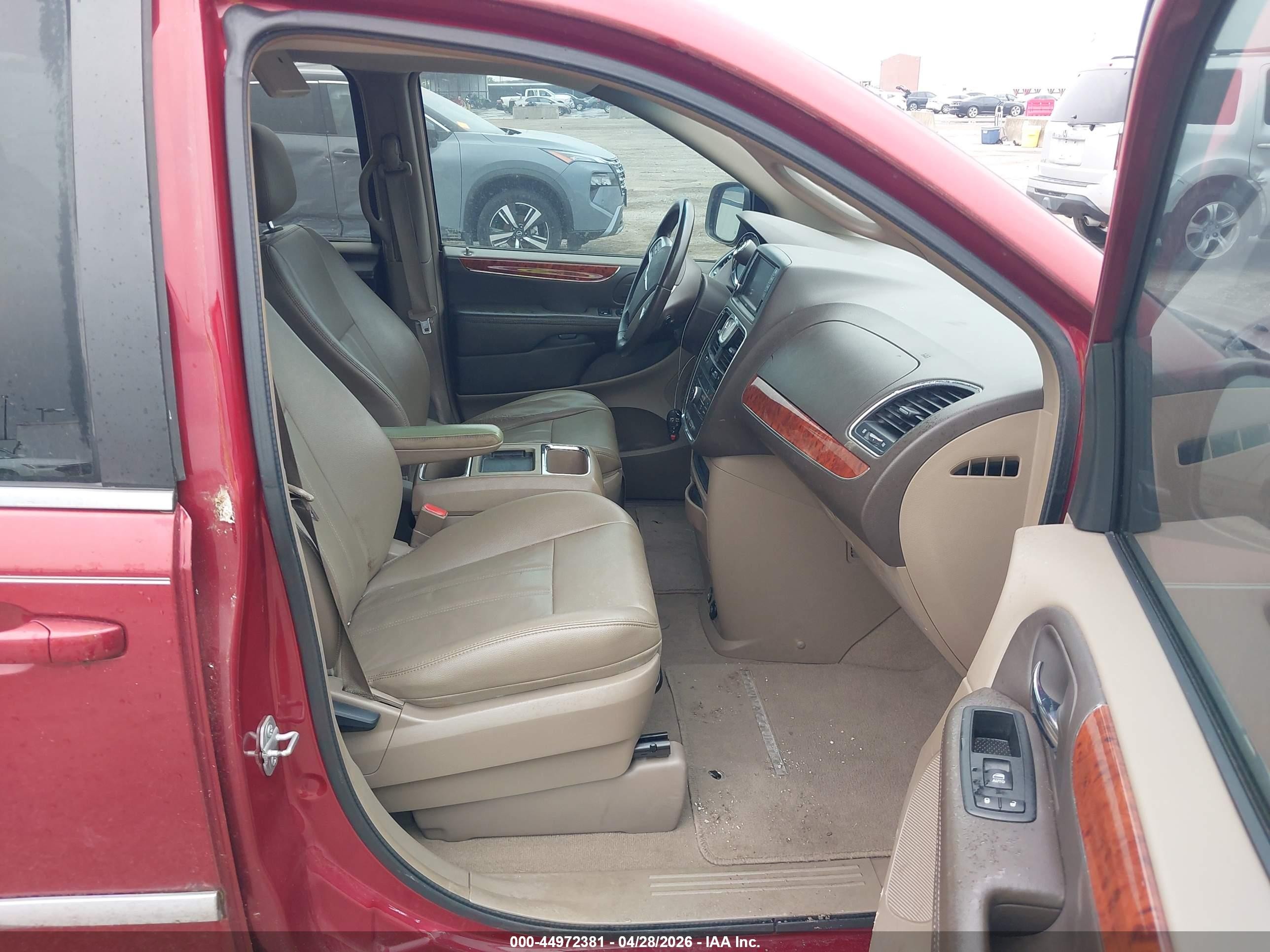 2014 Chrysler Town & Country Touring Red vin: 2C4RC1BG0ER433846