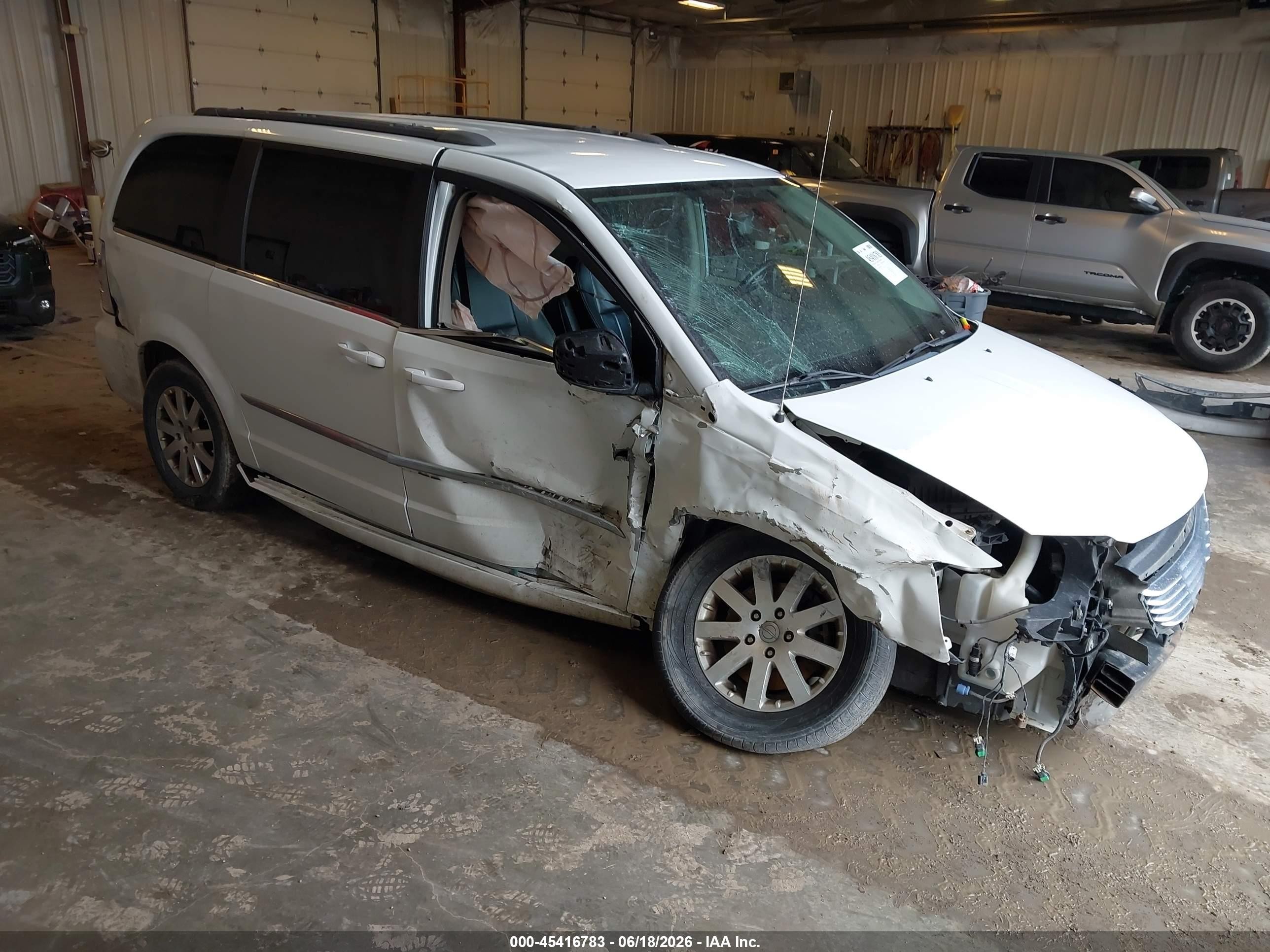 2014 Chrysler Town & Country Touring White vin: 2C4RC1BG0ER442661