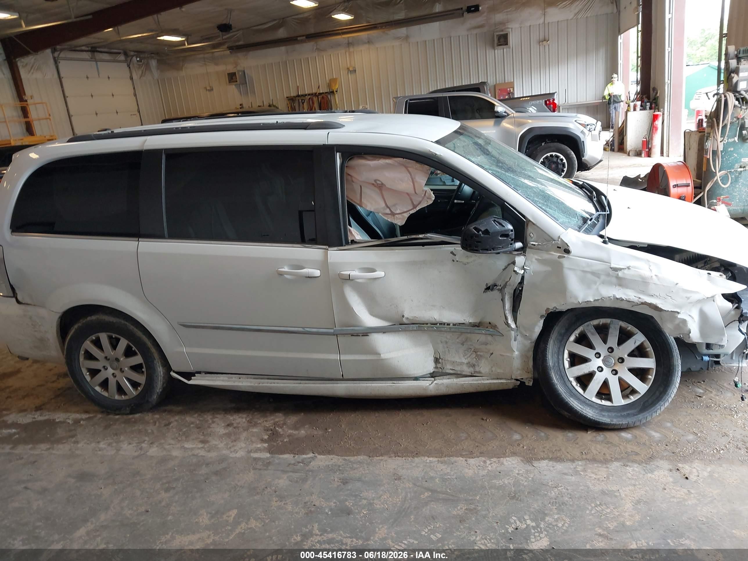 2014 Chrysler Town & Country Touring White vin: 2C4RC1BG0ER442661