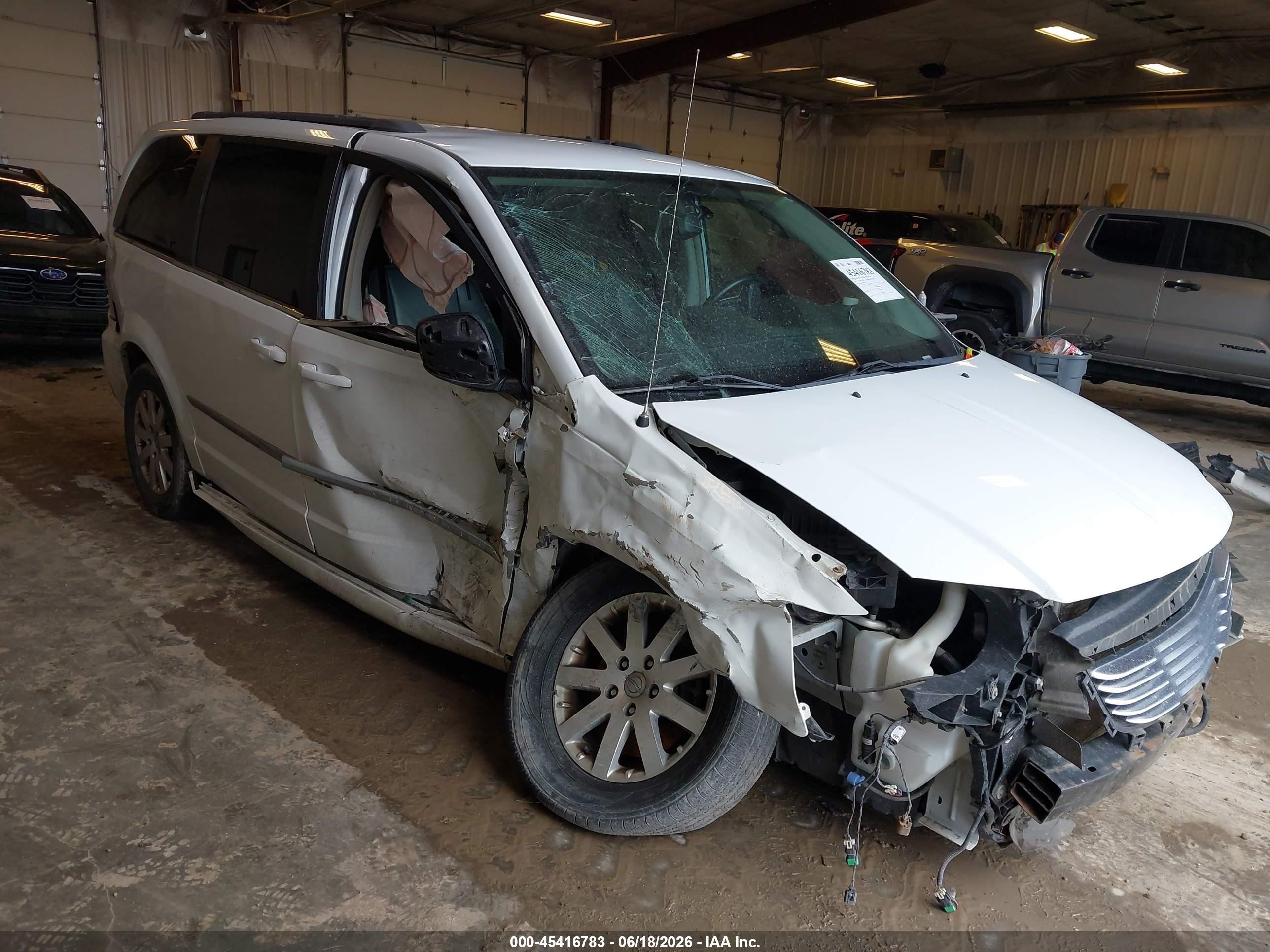 2014 Chrysler Town & Country Touring White vin: 2C4RC1BG0ER442661