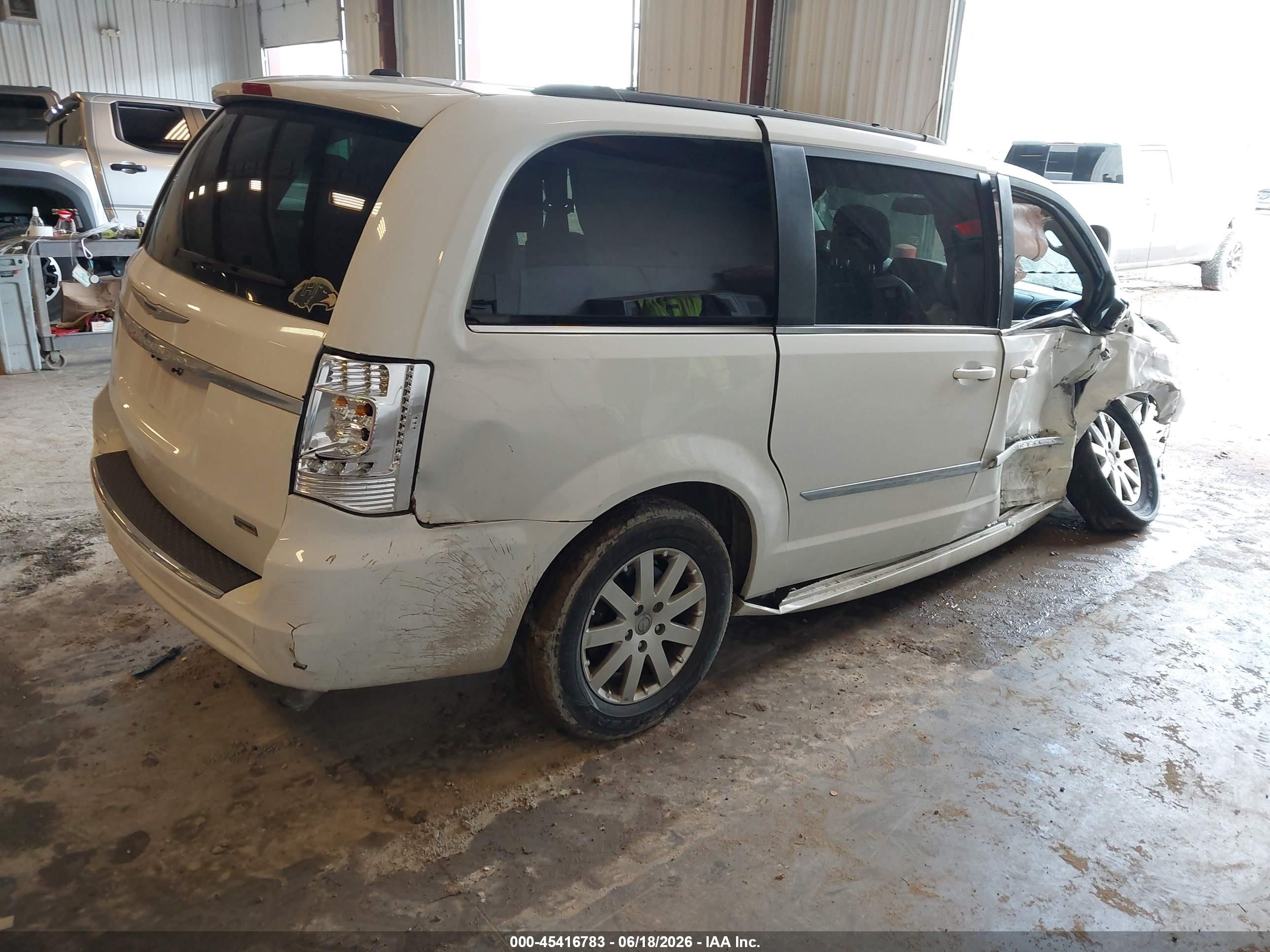2014 Chrysler Town & Country Touring White vin: 2C4RC1BG0ER442661