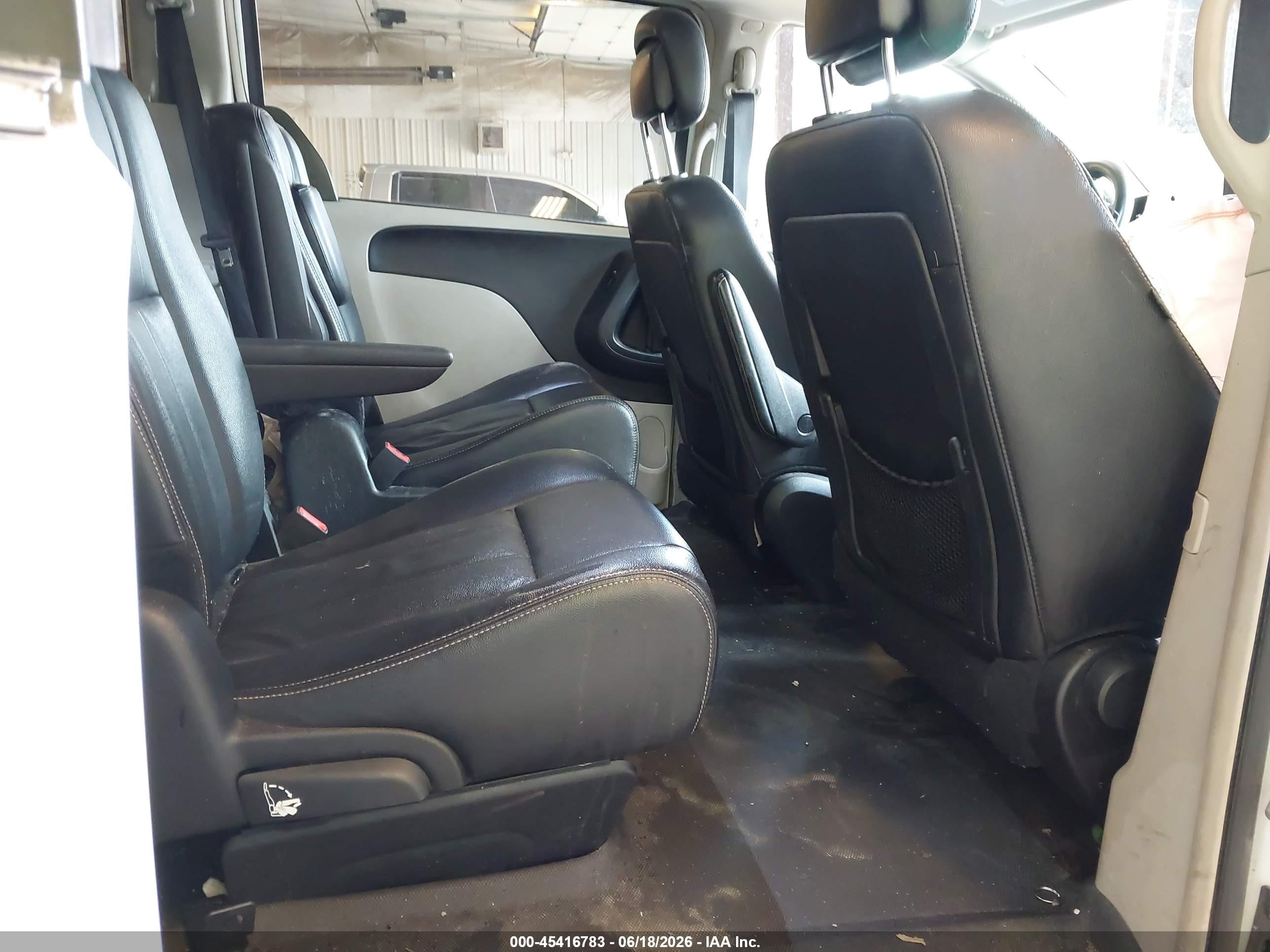 2014 Chrysler Town & Country Touring White vin: 2C4RC1BG0ER442661