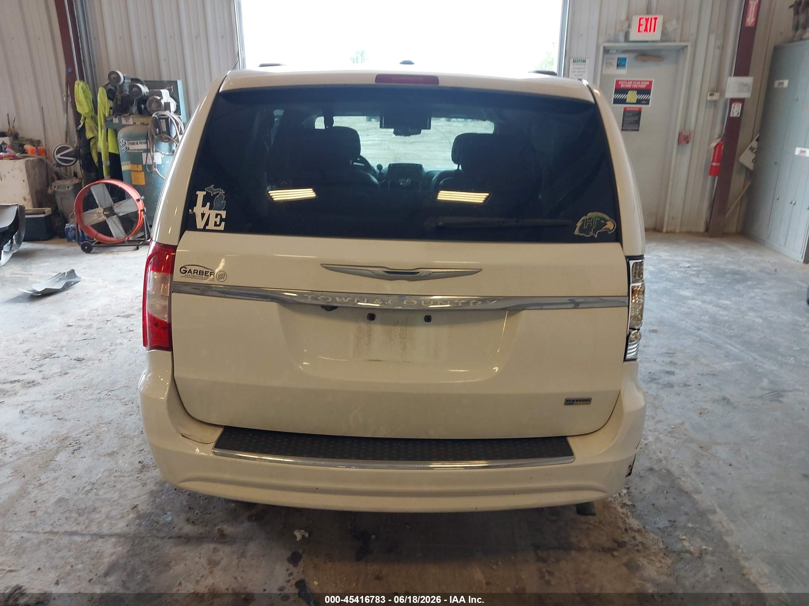2014 Chrysler Town & Country Touring White vin: 2C4RC1BG0ER442661