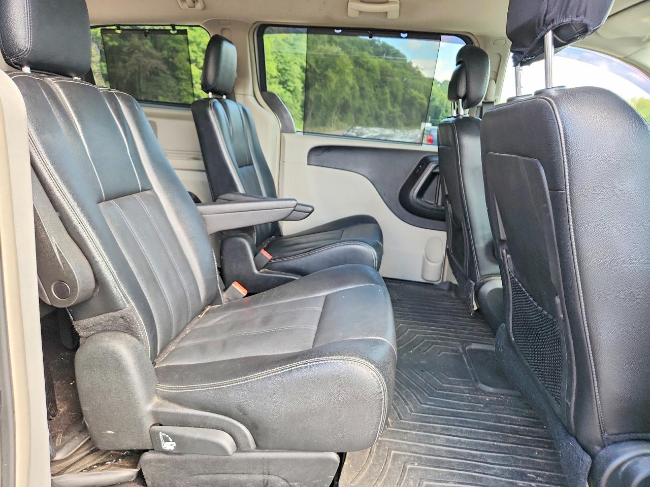 2015 Chrysler Town & Country Touring Silver vin: 2C4RC1BG0FR562512