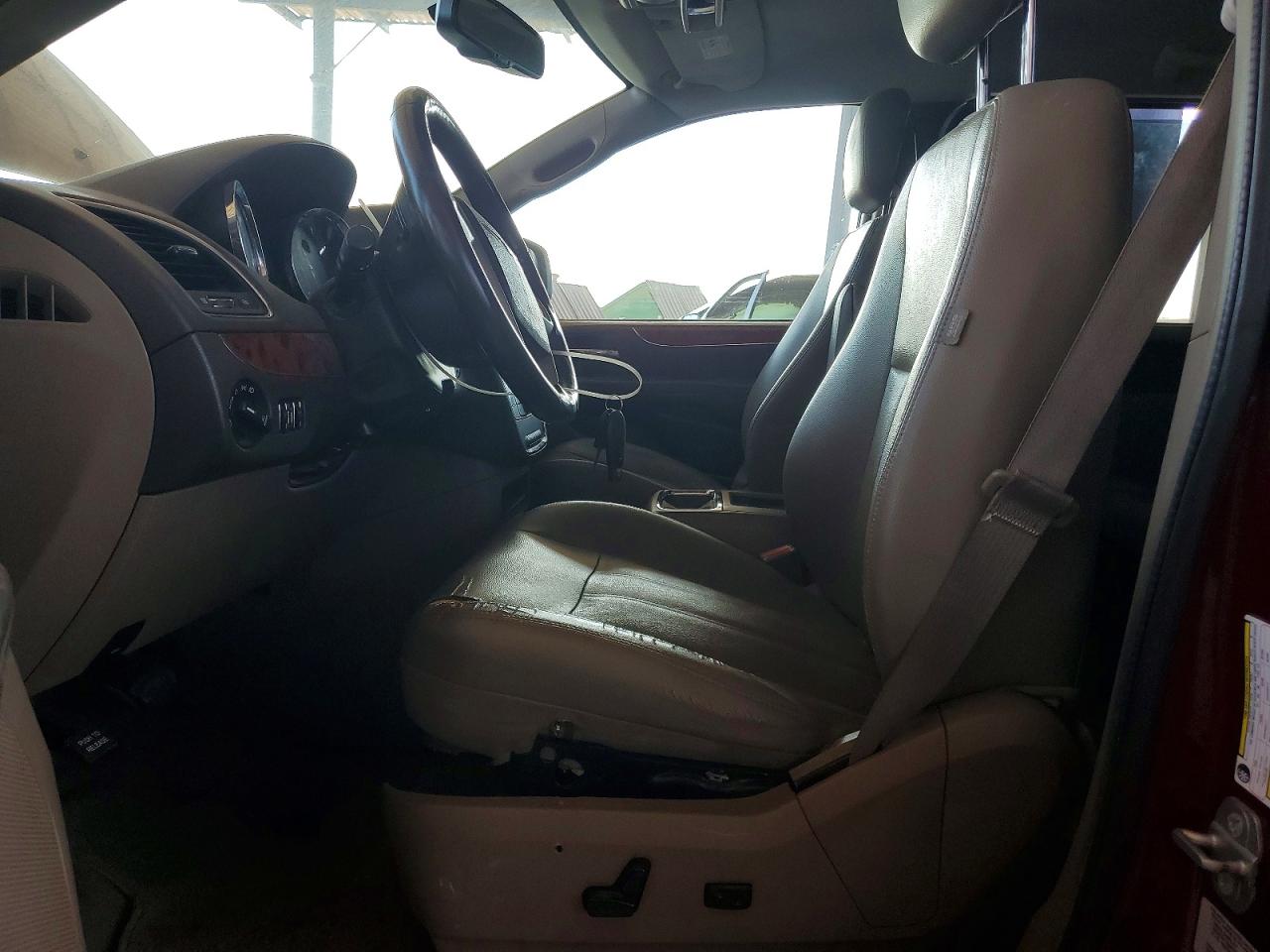 2015 Chrysler Town & Country Touring Red vin: 2C4RC1BG0FR619338