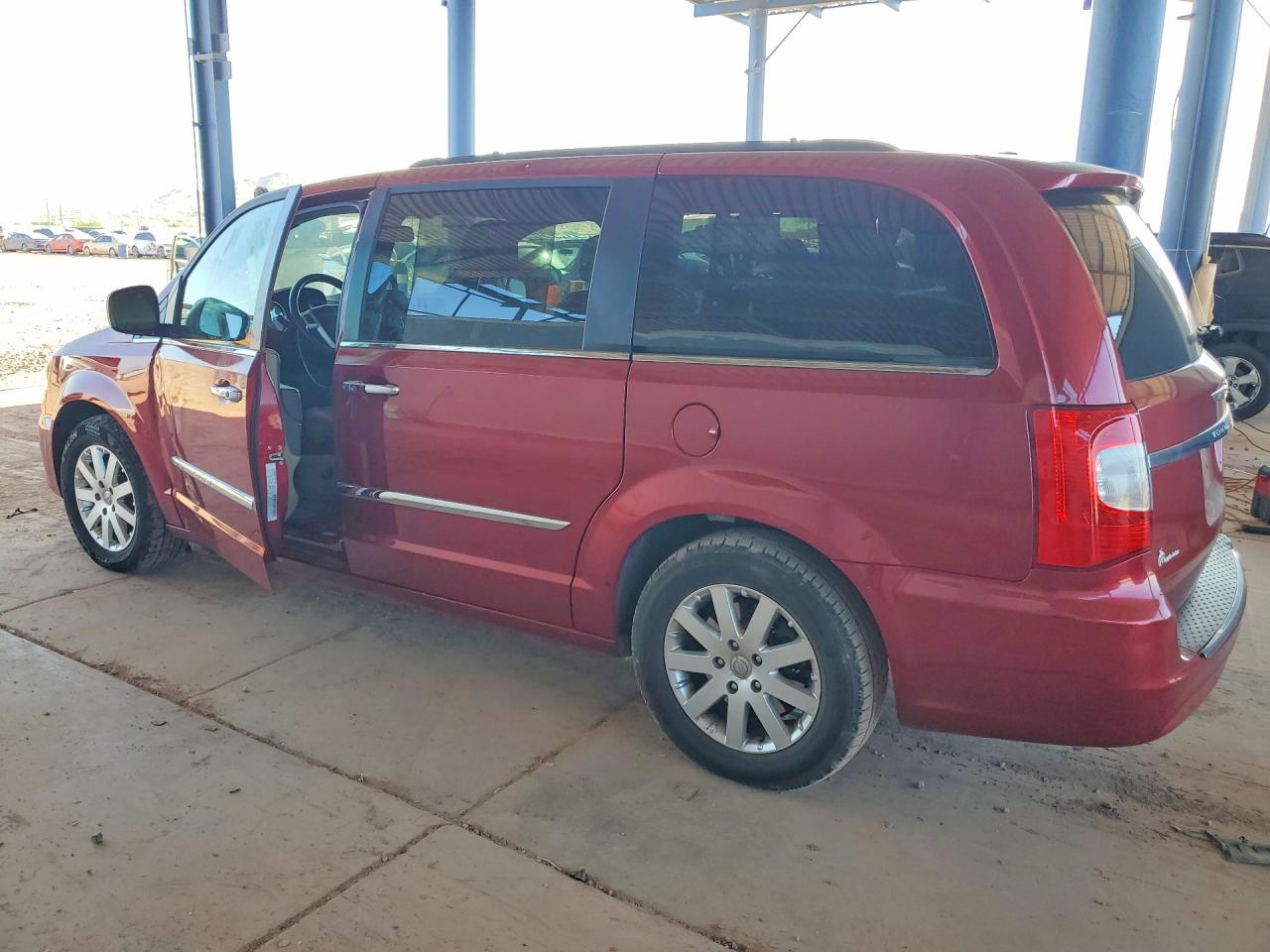 2015 Chrysler Town & Country Touring Red vin: 2C4RC1BG0FR619338