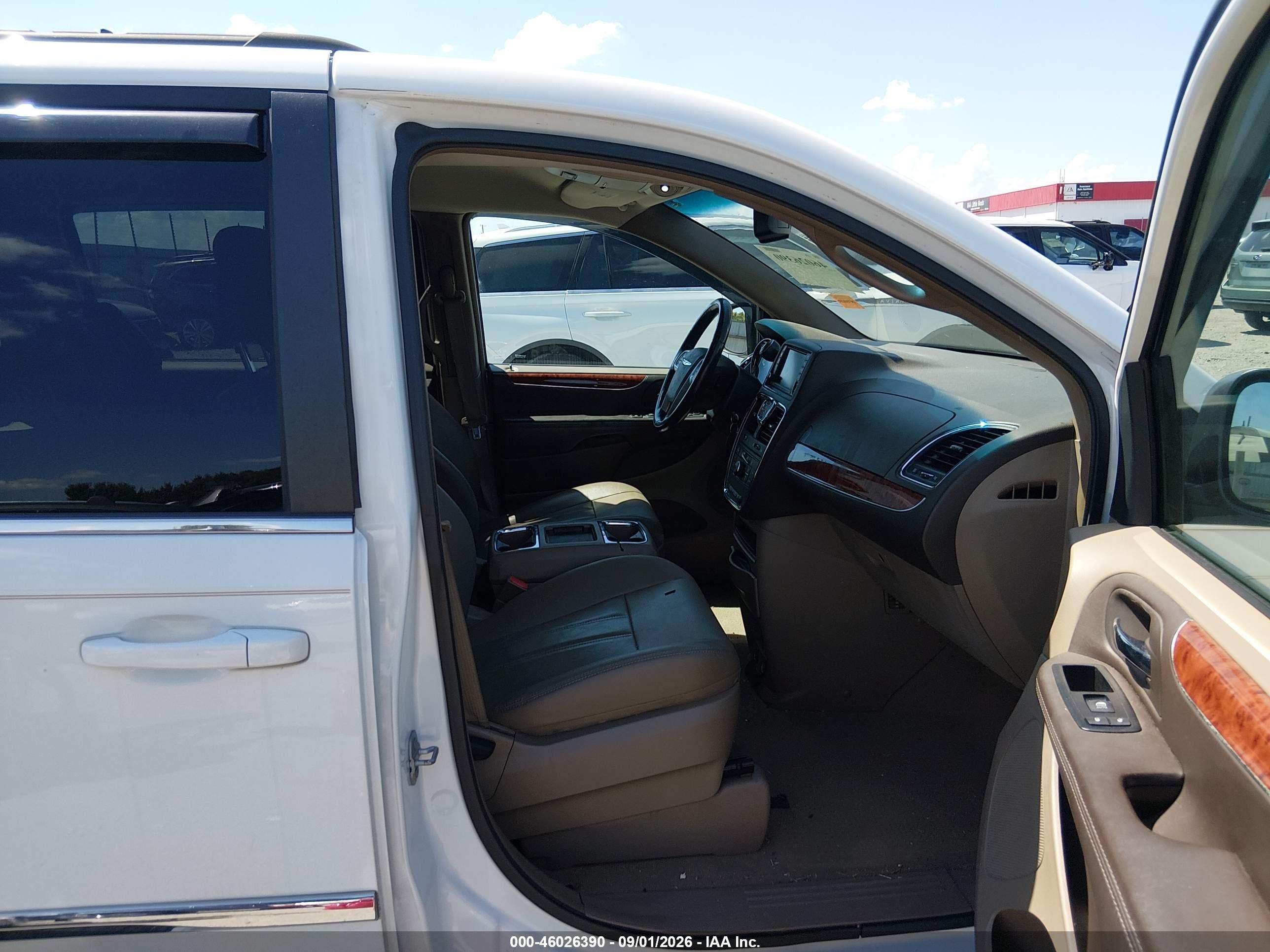 2015 Chrysler Town & Country Touring White vin: 2C4RC1BG0FR661296