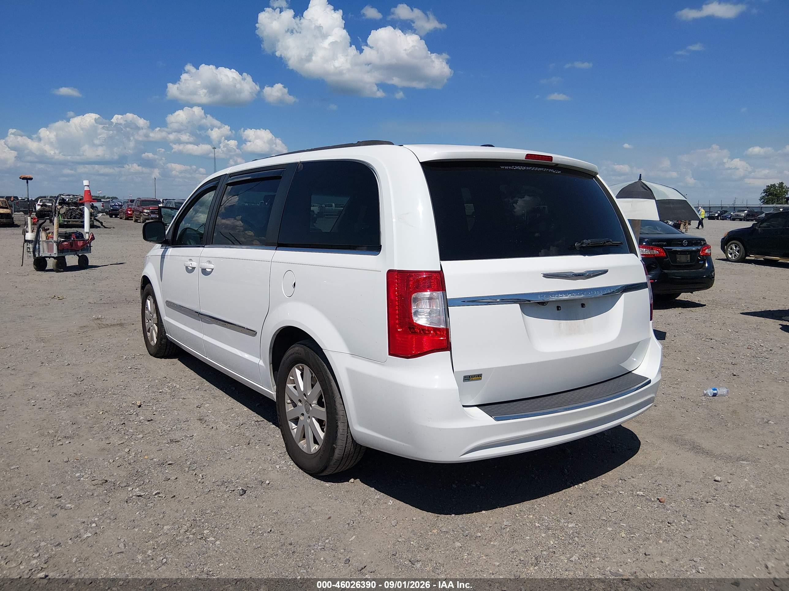 2015 Chrysler Town & Country Touring White vin: 2C4RC1BG0FR661296